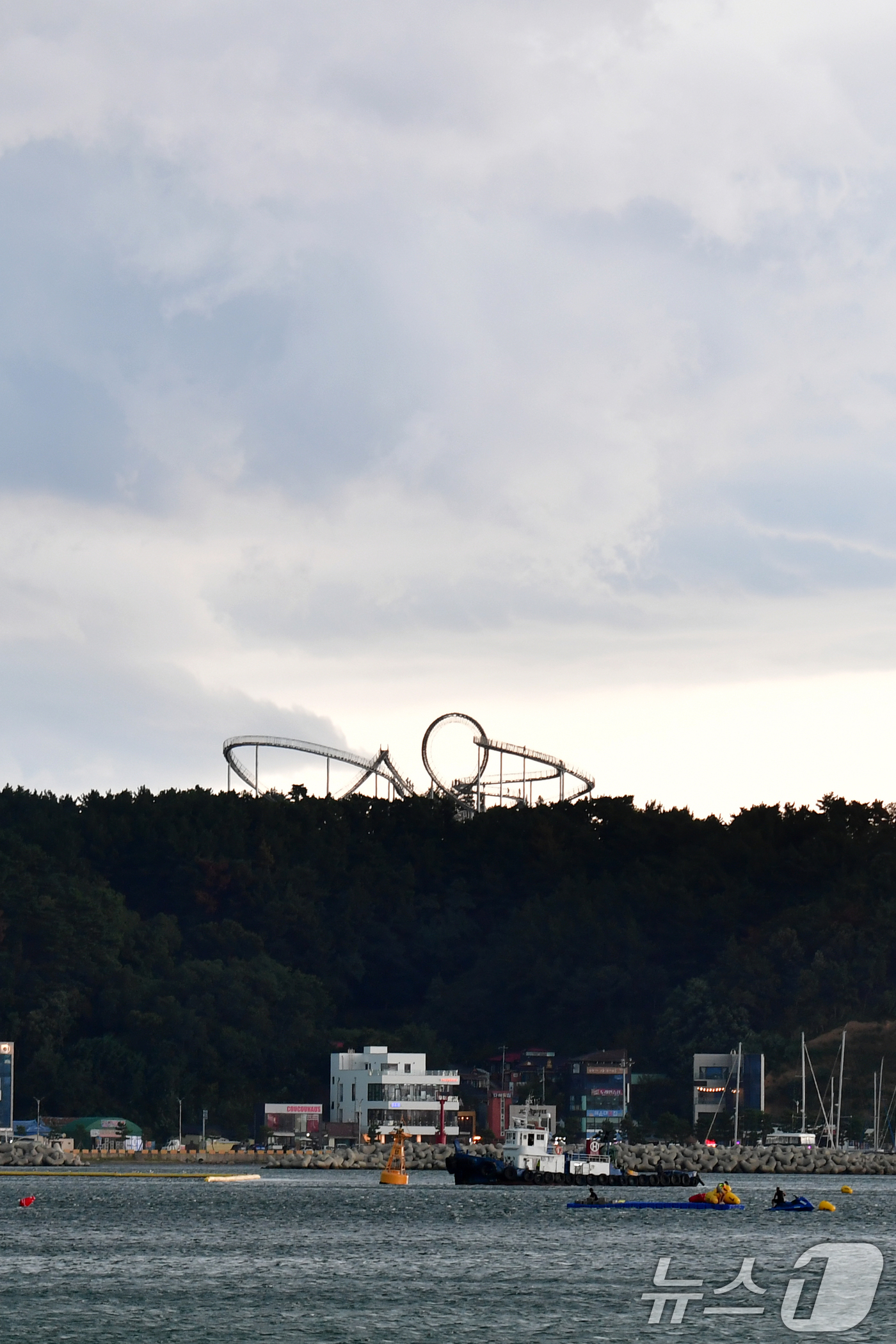 (포항=뉴스1) 최창호 기자 = 18일 경북 포항시 북구 영일대해수욕장 앞 바다에서 백사장 유실을 차단하기 위해 수중잠제(방파제) 공사가 진행 중이다.  2025.9.18/뉴스1