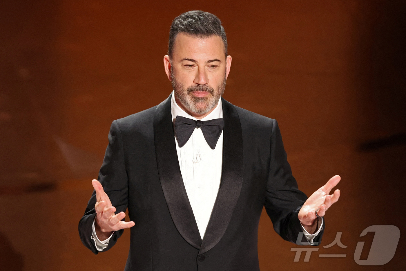 (로스앤젤레스 로이터=뉴스1) 윤다정 기자 = 지미 키멜이 2024년 3월 10일(현지시간) 캘리포니아주 로스앤젤레스 할리우드에서 열린 제96회 아카데미 시상식에서 개막 인사를 하 …
