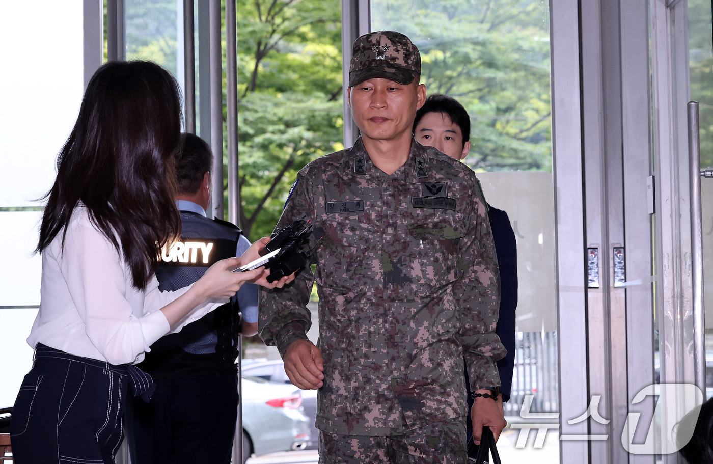 (서울=뉴스1) 박지혜 기자 = 박진희 전 국방부 군사보좌관이 18일 오전 서울 서초구 순직해병특검(특별검사 이명현) 사무실에서 4차 피의자 조사를 받기 위해 출석하고 있다. 20 …