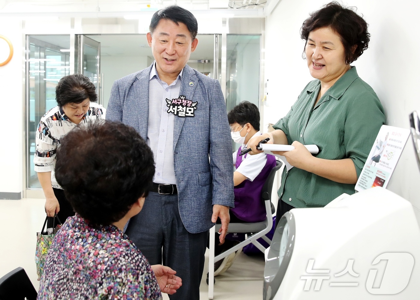 (대전=뉴스1) 이동원 기자 = 대전 서구(구청장 서철모)는 지난 17일 정한방병원과 협력하여 무료 의료지원 사업인 하반기 ‘정주고! 약주고!’ 찾아가는 의료서비스를 추진했다고 1 …