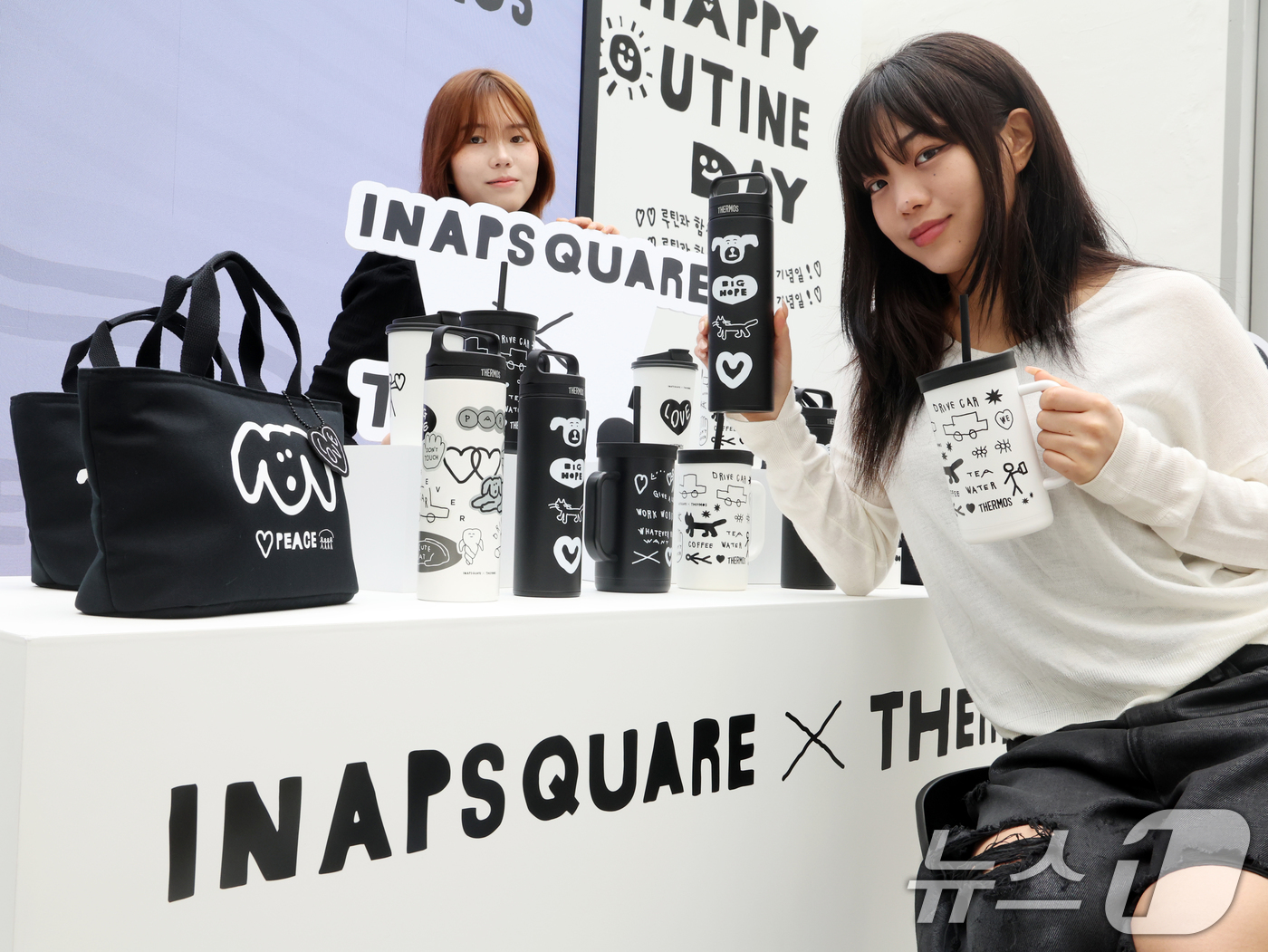 (서울=뉴스1) 황기선 기자 = 18일 오전 서울 성동구 성수동 써모스 팝업스토어에서 모델들이 '써모스X이나피스퀘어' 신제품을 소개하고 있다.보온병 브랜드 써모스는 크리에이티브 스 …
