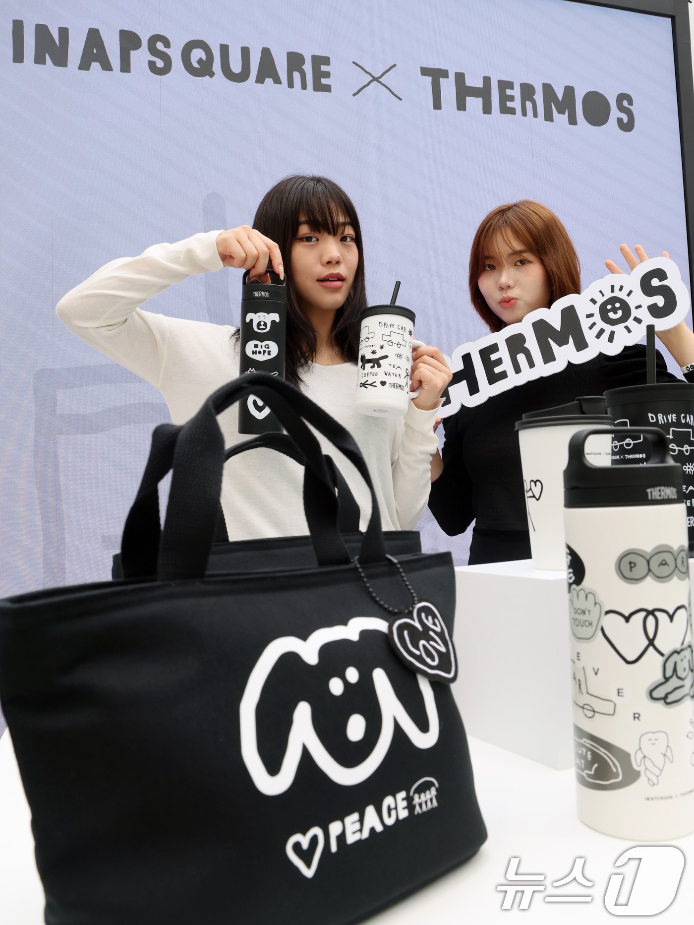 (서울=뉴스1) 황기선 기자 = 18일 오전 서울 성동구 성수동 써모스 팝업스토어에서 모델들이 '써모스X이나피스퀘어' 신제품을 소개하고 있다.보온병 브랜드 써모스는 크리에이티브 스 …