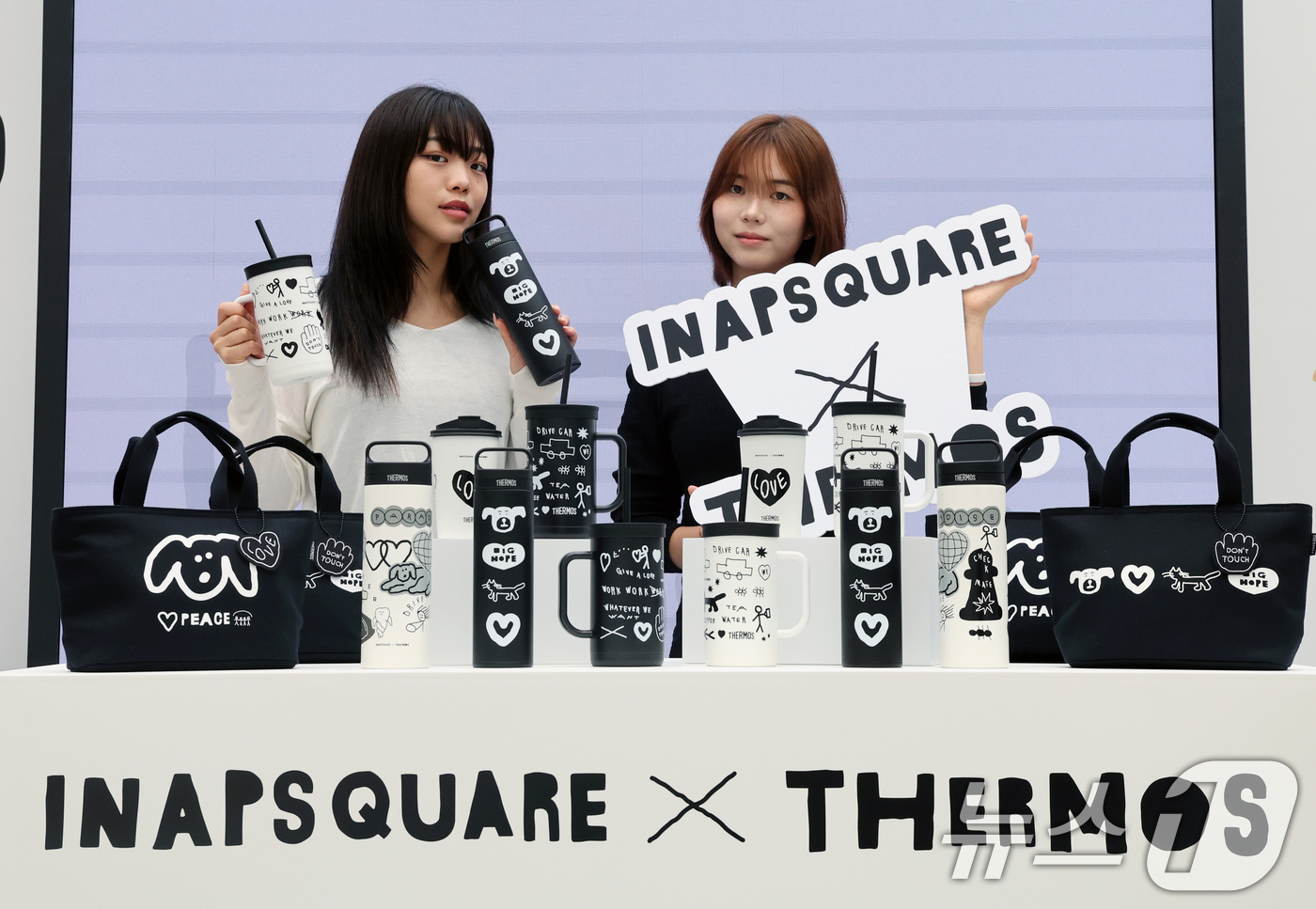 (서울=뉴스1) 황기선 기자 = 18일 오전 서울 성동구 성수동 써모스 팝업스토어에서 모델들이 '써모스X이나피스퀘어' 신제품을 소개하고 있다.보온병 브랜드 써모스는 크리에이티브 스 …
