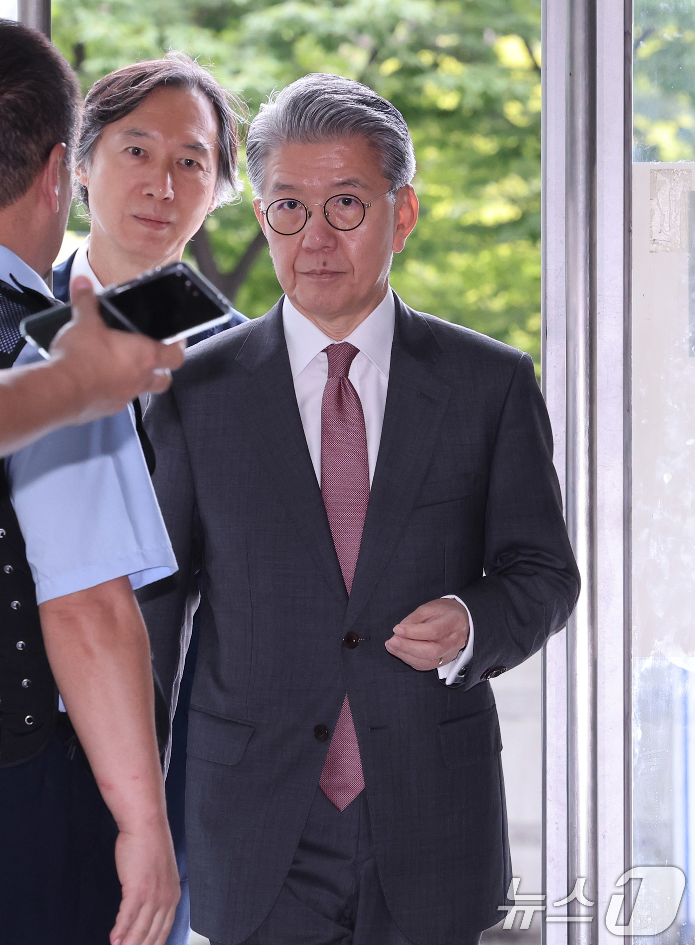 (서울=뉴스1) 박지혜 기자 = 김홍균 전 외교부 1차관이 18일 오전 서울 서초구 순직해병특검(특별검사 이명현) 사무실로 조사를 받기 위해 출석하고 있다. 2025.9.18/뉴스 …