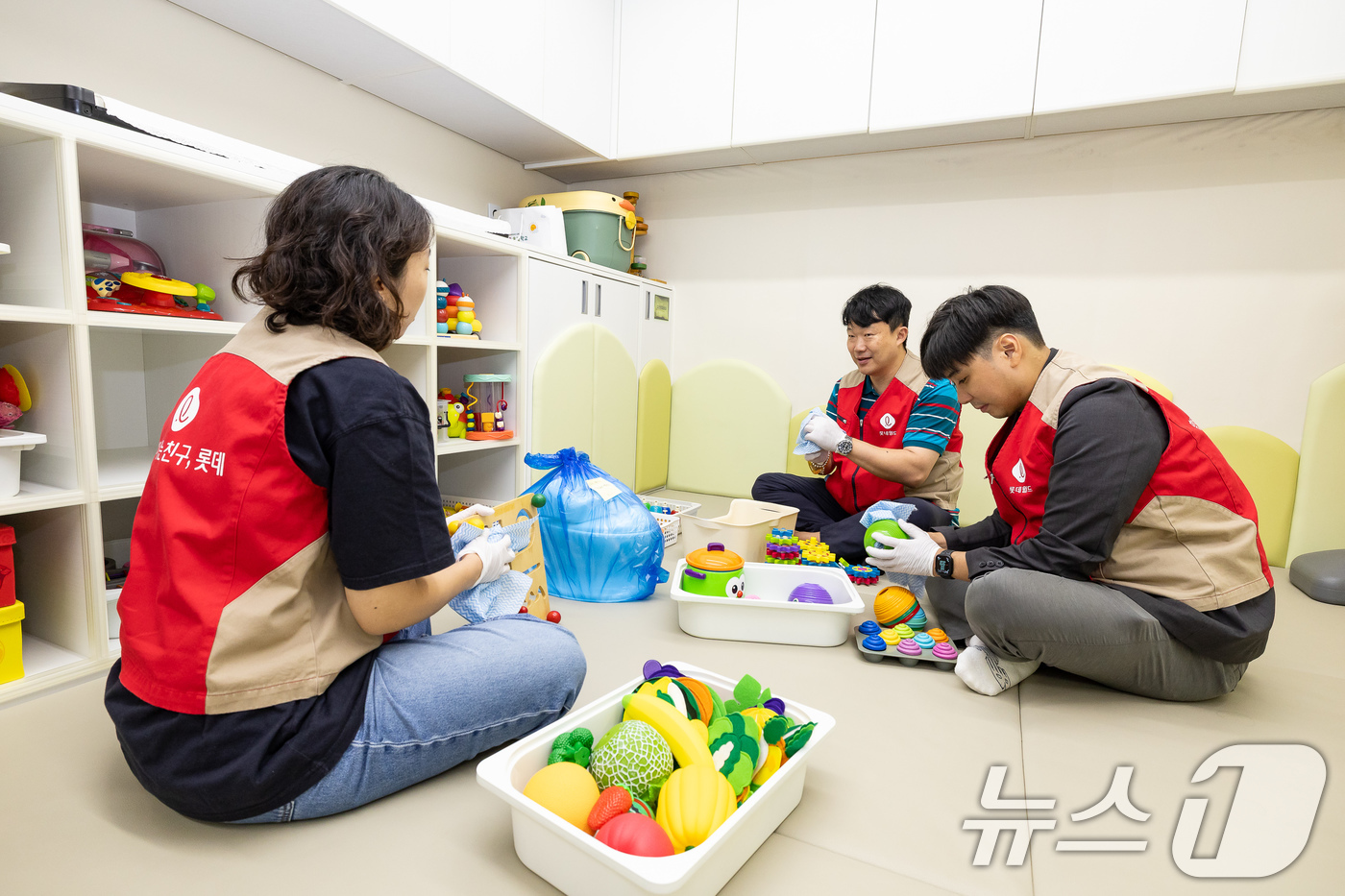 (서울=뉴스1) = 롯데월드는 지난 17일 임직원으로 구성된 샤롯데 봉사단이 '흰 지팡이의 날'을 맞이해 시각장애영유아 교육기관인 서울  강북구 '서울효정초등학교'를 찾아 시각장애 …