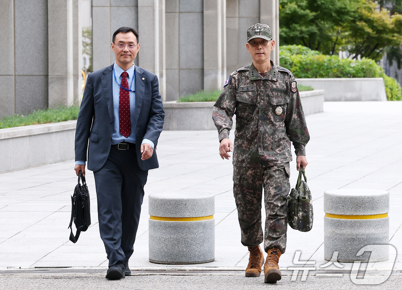 (서울=뉴스1) 김성진 기자 = 김용대 전 드론작전사령관이 18일 서울 서초구 서울고등검찰청에 마련된 내란 특검팀(특별검사 조은석) 사무실에 피의자 조사를 받기 위해 출석하고 있다 …