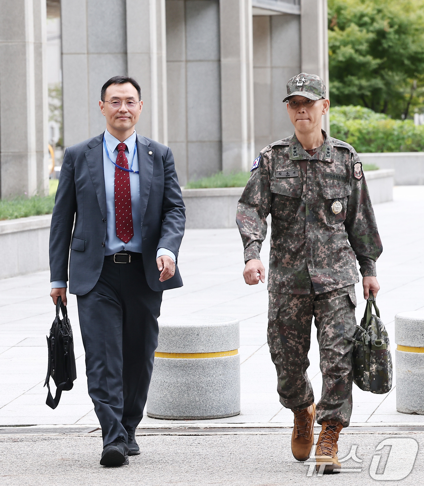 (서울=뉴스1) 김성진 기자 = 김용대 전 드론작전사령관이 18일 서울 서초구 서울고등검찰청에 마련된 내란 특검팀(특별검사 조은석) 사무실에 피의자 조사를 받기 위해 출석하고 있다 …