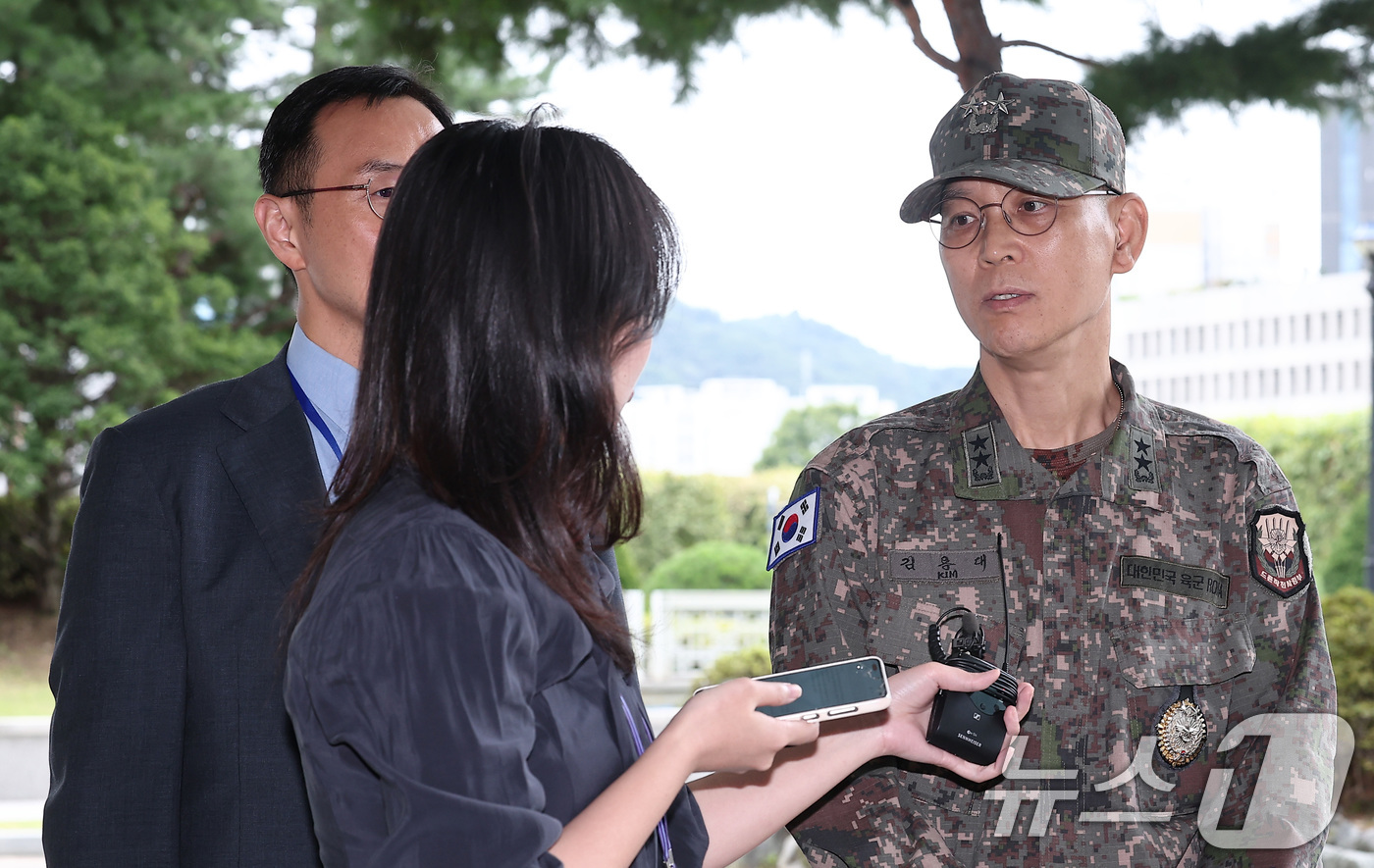 (서울=뉴스1) 김성진 기자 = 김용대 전 드론작전사령관이 18일 서울 서초구 서울고등검찰청에 마련된 내란 특검팀(특별검사 조은석) 사무실에 피의자 조사를 받기 위해 출석하며 취재 …