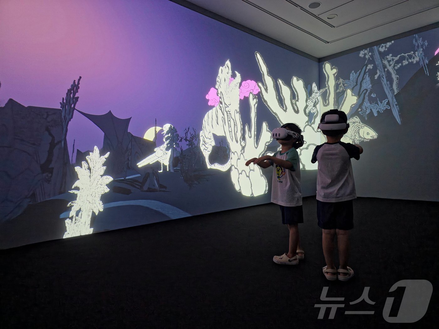 본문 이미지 - 2025 전남국제수묵비엔날레 AR 체험하는 아이들.&#40;전남도 제공. 재판매 및 DB금지&#41; 2025.9.18/뉴스1DB