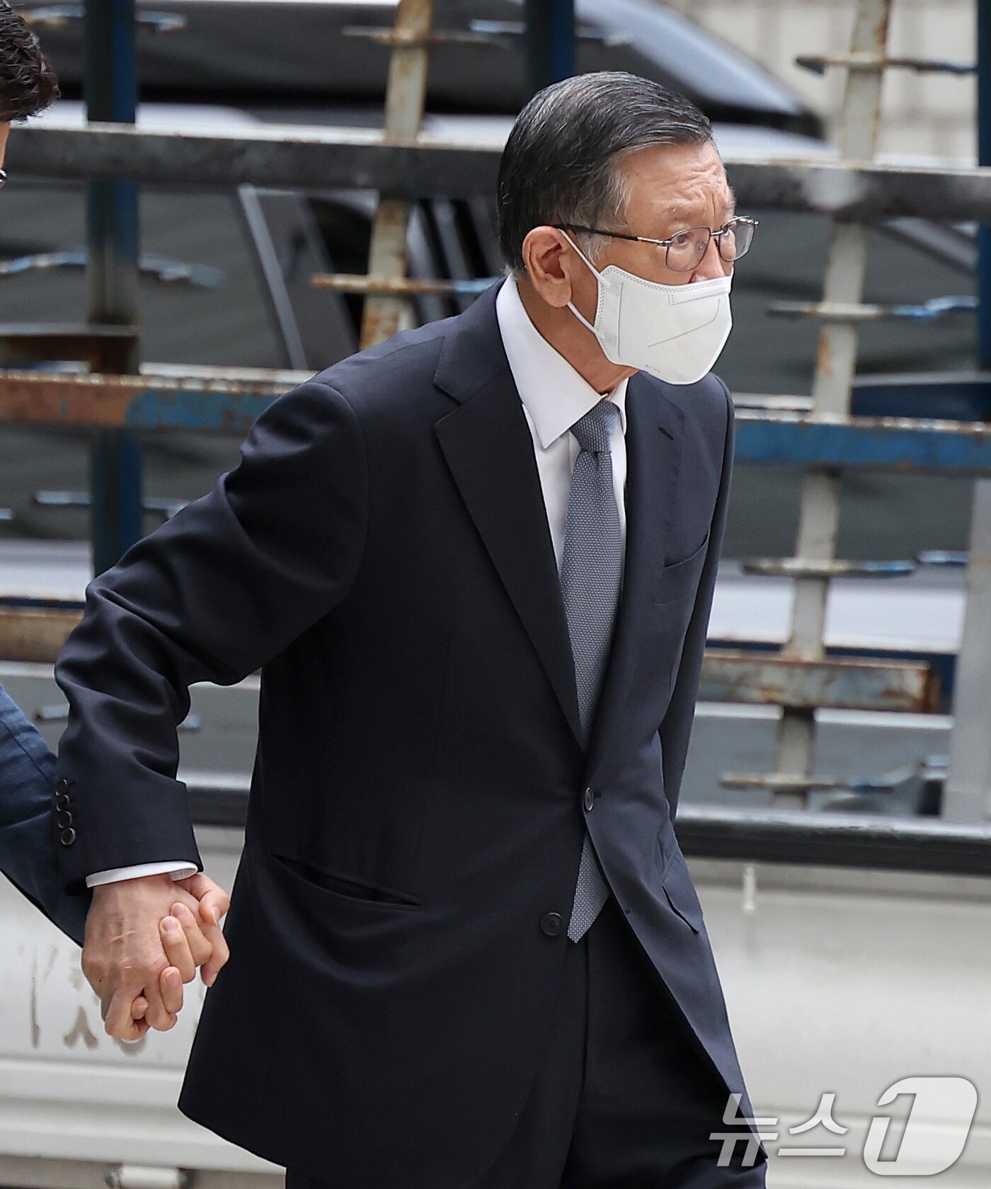 본문 이미지 - 계열사를 부당지원하고 회삿돈을 횡령한 혐의로 1심에서 징역 10년을 선고받은 박삼구 전 금호아시아나그룹 회장이 18일 오전 서울 서초구 서울고등법원에서 열린 특정경제범죄 가중처벌 등에 관한 법률 위반(횡령) 항소심 선고 공판에 출석하고 있다. (공동취재) 2025.9.18/뉴스1 ⓒ News1 오대일 기자