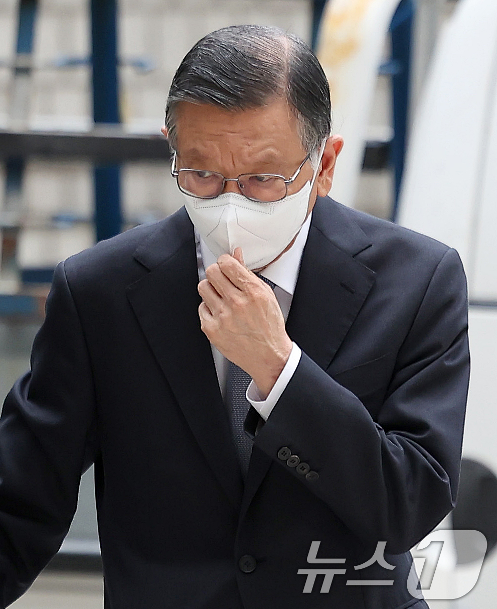 (서울=뉴스1) 오대일 기자 = 계열사를 부당지원하고 회삿돈을 횡령한 혐의로 1심에서 징역 10년을 선고받은 박삼구 전 금호아시아나그룹 회장이 18일 오전 서울 서초구 서울고등법원 …