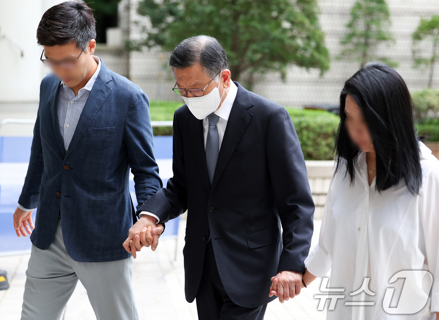 (서울=뉴스1) 오대일 기자 = 계열사를 부당지원하고 회삿돈을 횡령한 혐의로 1심에서 징역 10년을 선고받은 박삼구 전 금호아시아나그룹 회장이 18일 오전 서울 서초구 서울고등법원 …