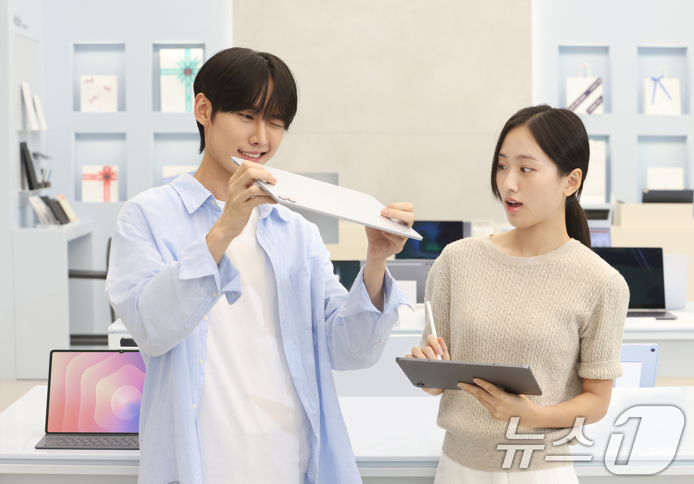 (서울=뉴스1) = 삼성전자가 19일 '갤럭시 S25 FE', '갤럭시 탭 S11 시리즈', '갤럭시 버즈3 FE'를 국내 출시한다고 18일 밝혔다.삼성전자 모델들이 '갤럭시 탭 …