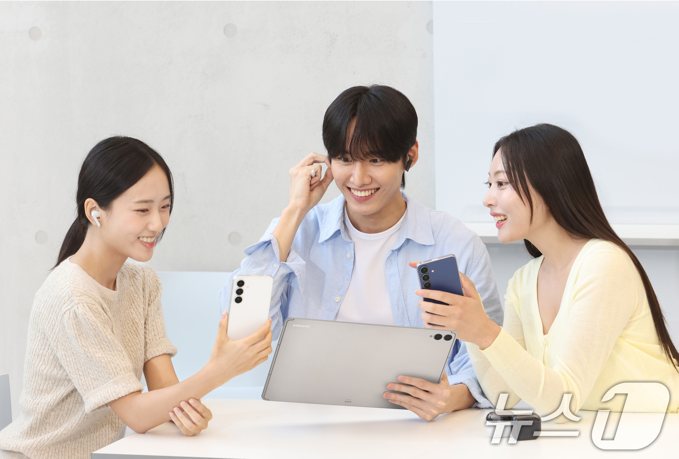 (서울=뉴스1) = 삼성전자가 19일 '갤럭시 S25 FE', '갤럭시 탭 S11 시리즈', '갤럭시 버즈3 FE'를 국내 출시한다고 18일 밝혔다.삼성전자 모델들이 '갤럭시 S2 …