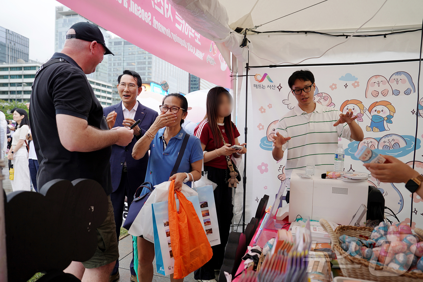 (서산=뉴스1) 이동원 기자 = 서산시가 지난 17일 서울 광화문광장에서 진행된 ‘2025~2026 충남 방문의 해 와우 씨엔 페스타’에서 가티·오슈 홍보관을 운영해 서산해미읍성축 …