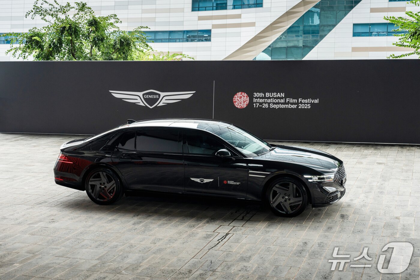 본문 이미지 - 18일 부산 영화의전당에서 열린 제30회 부산국제영화제에 의전 차량으로 쓰이는 제네시스 'G90' 롤휠베이스 모델(제네시스 제공). 2025.09.18.
