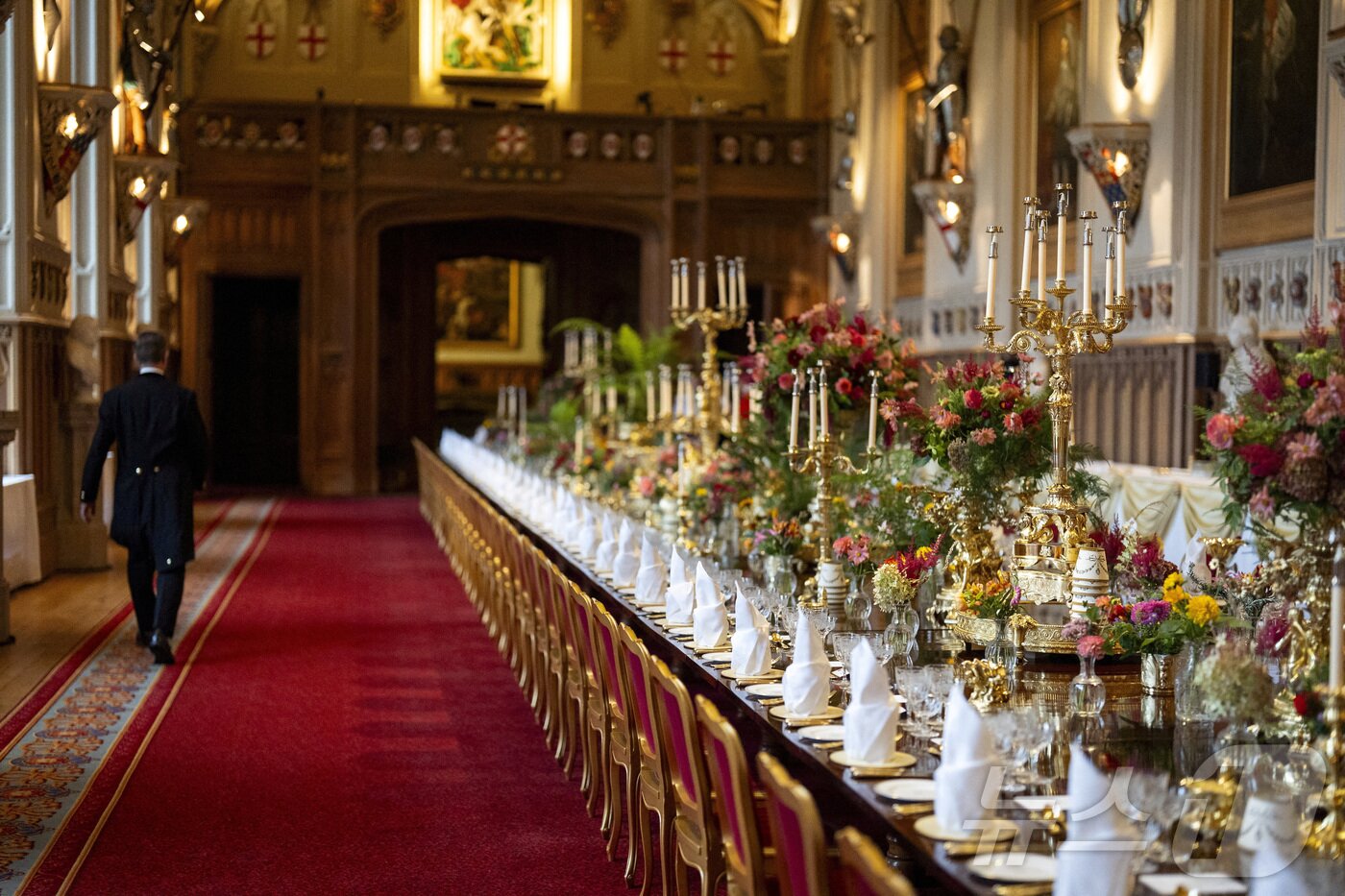 본문 이미지 - 17일&#40;현지시간&#41; 영국 버크셔 윈저성 세인트조지 홀에 도널드 트럼프 미국 대통령을 위한 국빈 만찬을 준비 중인 모습. 2025. 09. 17. ⓒ 로이터=뉴스1 ⓒ News1 양은하 기자