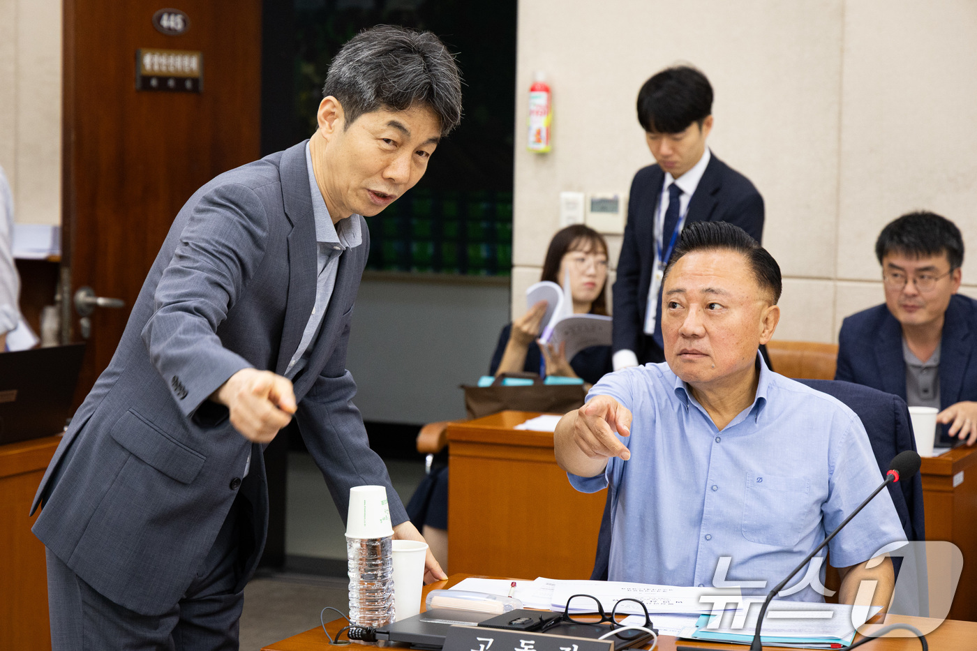(서울=뉴스1) 유승관 기자 = 윤건영 국회 행정안전위원회 법안심사제1소위원장(왼쪽)이 18일 서울 여의도 국회에서 열린 제429회 국회(정기회) 행정안전위원회 제1차 법안심사제1 …