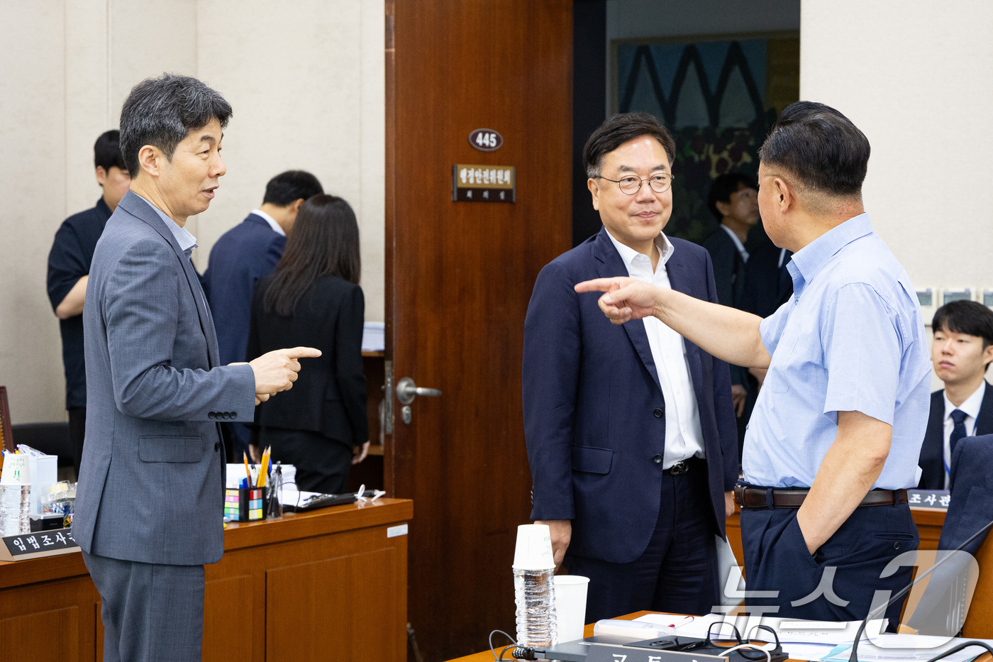 (서울=뉴스1) 유승관 기자 = 윤건영 국회 행정안전위원회 법안심사제1소위원장(왼쪽)이 18일 서울 여의도 국회에서 열린 제429회 국회(정기회) 행정안전위원회 제1차 법안심사제1 …
