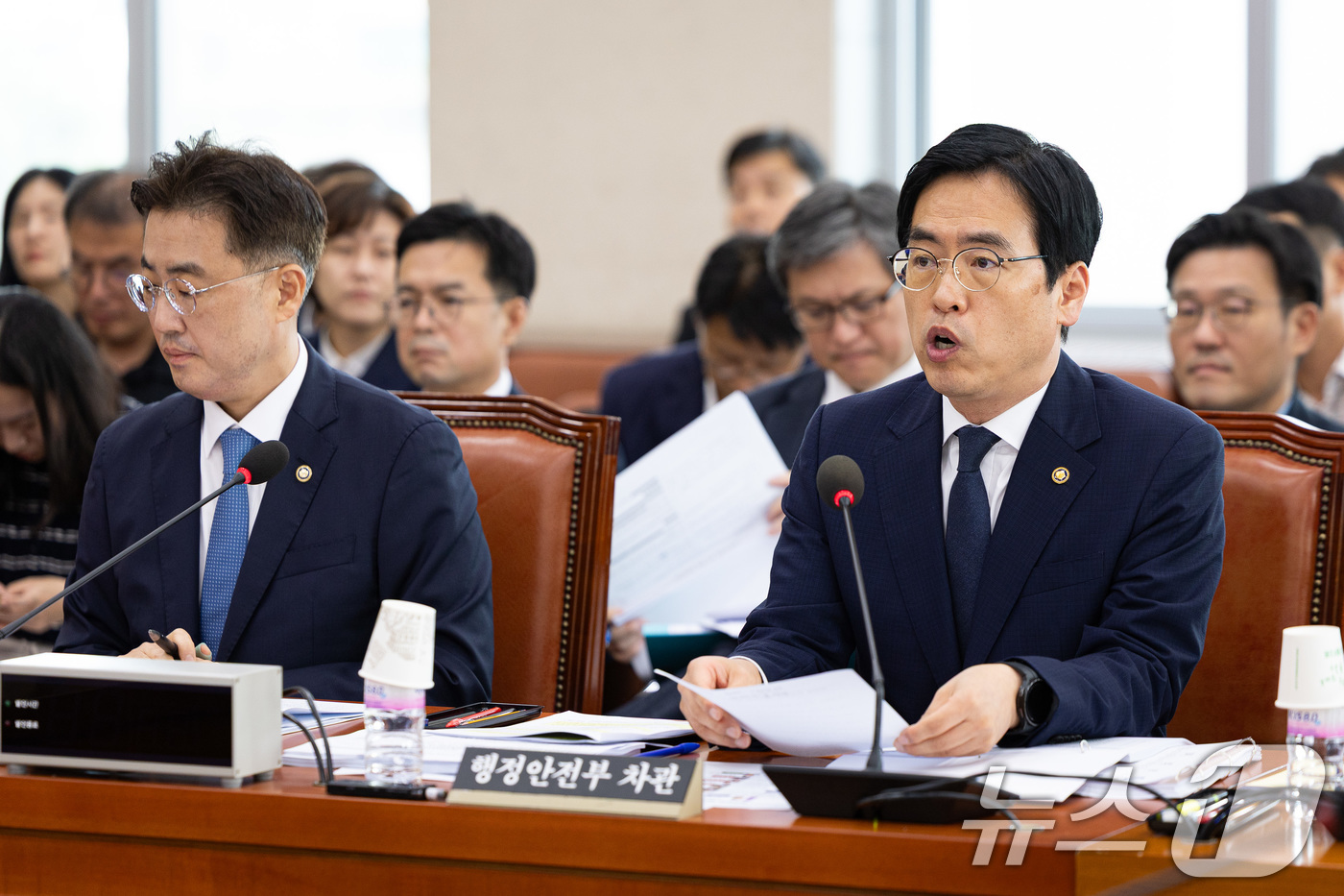 (서울=뉴스1) 유승관 기자 = 김민재 행정안전부 차관이 18일 서울 여의도 국회에서 열린 제429회 국회(정기회) 행정안전위원회 제1차 법안심사제1소위원회에 출석해 인사말을 하고 …
