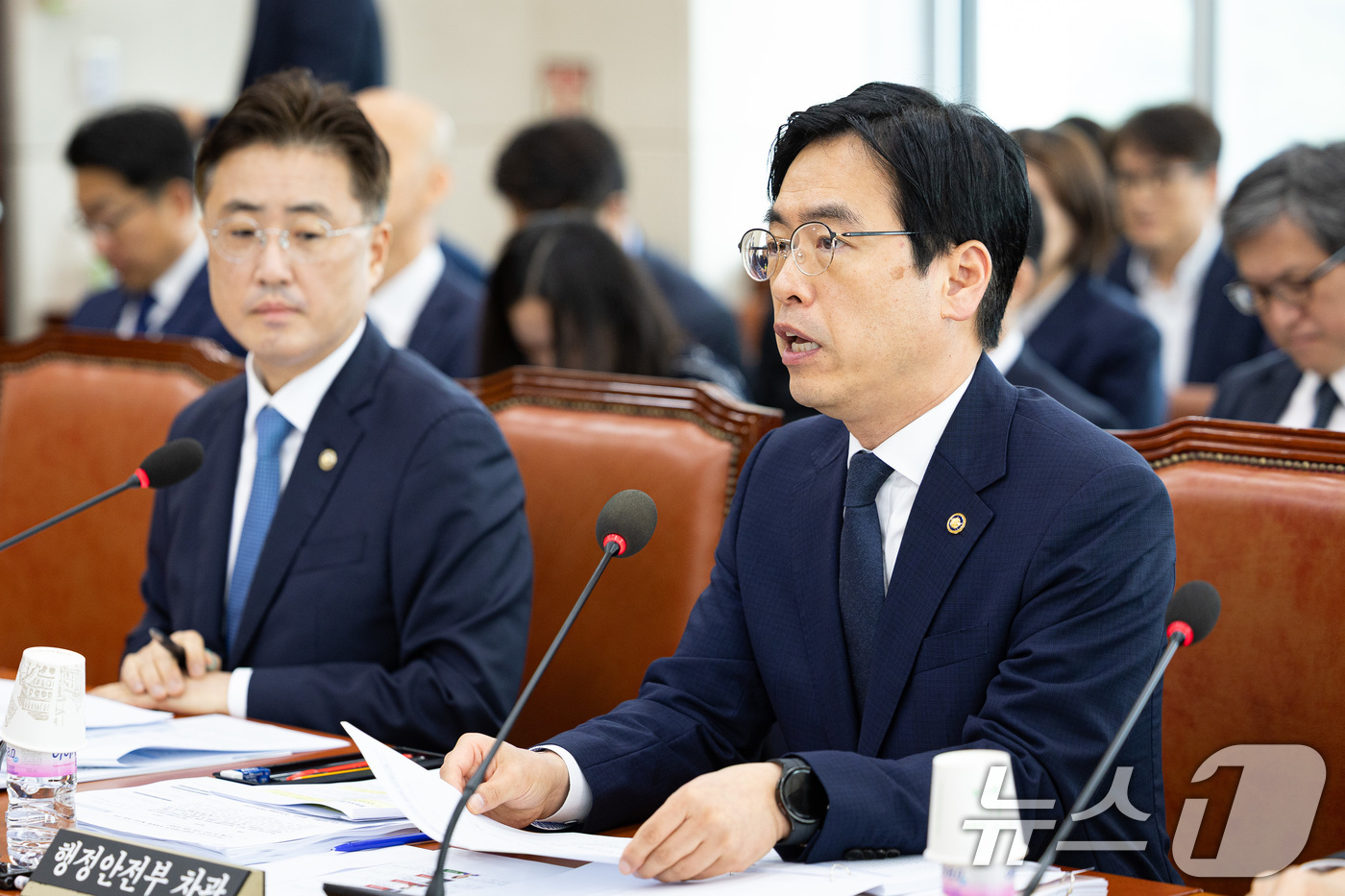 (서울=뉴스1) 유승관 기자 = 김민재 행정안전부 차관이 18일 서울 여의도 국회에서 열린 제429회 국회(정기회) 행정안전위원회 제1차 법안심사제1소위원회에 출석해 인사말을 하고 …