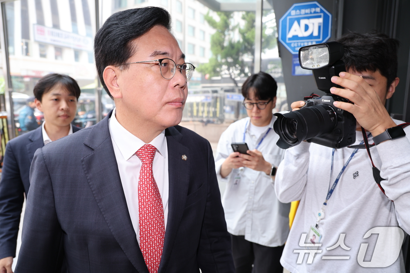 (서울=뉴스1) 신웅수 기자 = 송언석 국민의힘 원내대표가 18일 서울 여의도 중앙당사에서 김건희 특검팀의 국민의힘 당원명부 압수수색 시도에 당사로 들어서고 있다. 2025.9.1 …