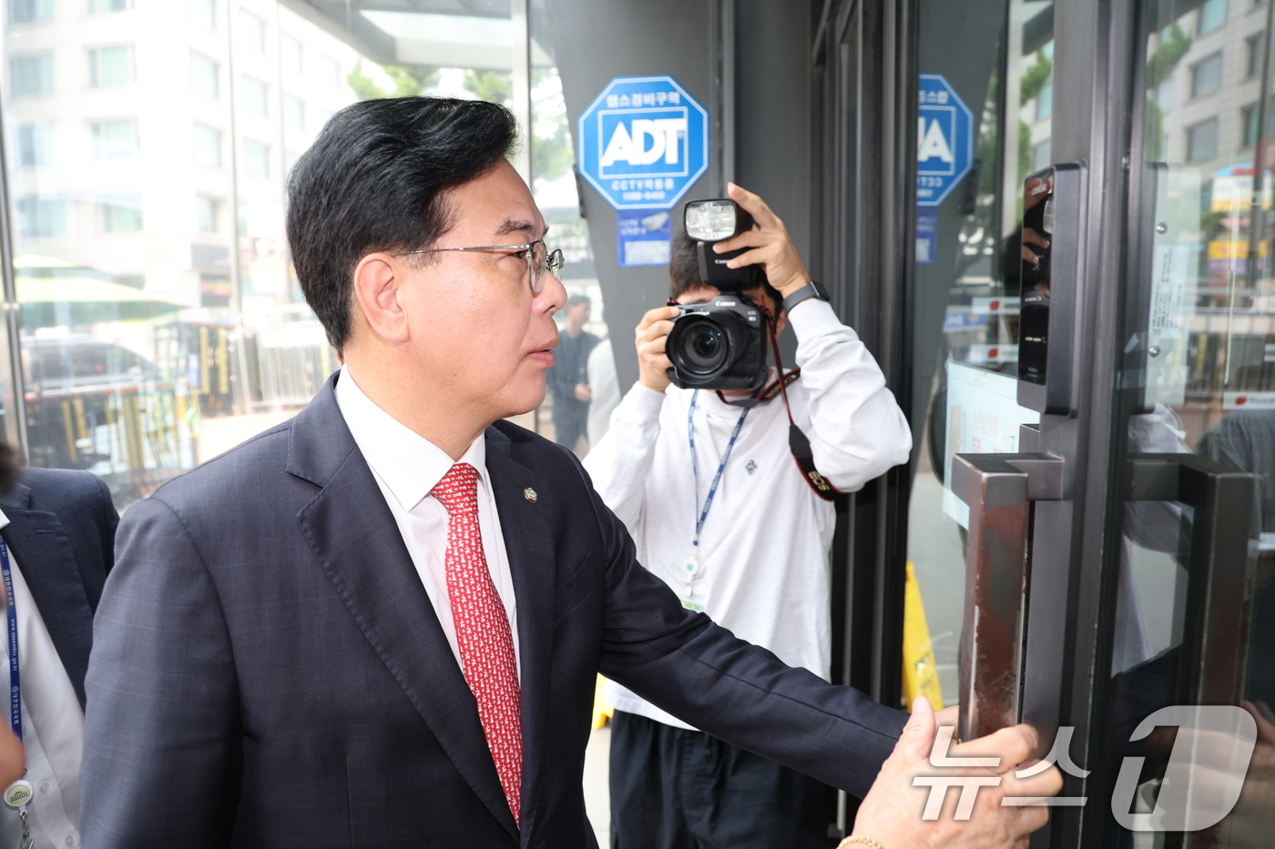 (서울=뉴스1) 신웅수 기자 = 송언석 국민의힘 원내대표가 18일 서울 여의도 중앙당사에서 김건희 특검팀의 국민의힘 당원명부 압수수색 시도에 당사로 들어서고 있다. 2025.9.1 …