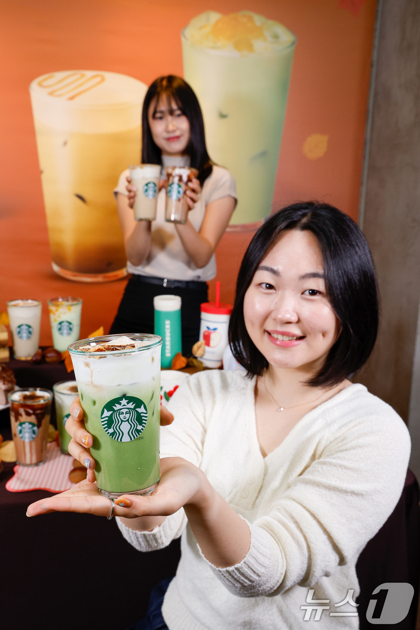 (서울=뉴스1) 안은나 기자 = 18일 서울 중구 스타벅스 한국프레스센터점에서 모델들이 블랙 글레이즈드 라떼, 말차 글레이즈드 티 라떼 등 가을 대표 음료를 소개하고 있다.스타벅스 …
