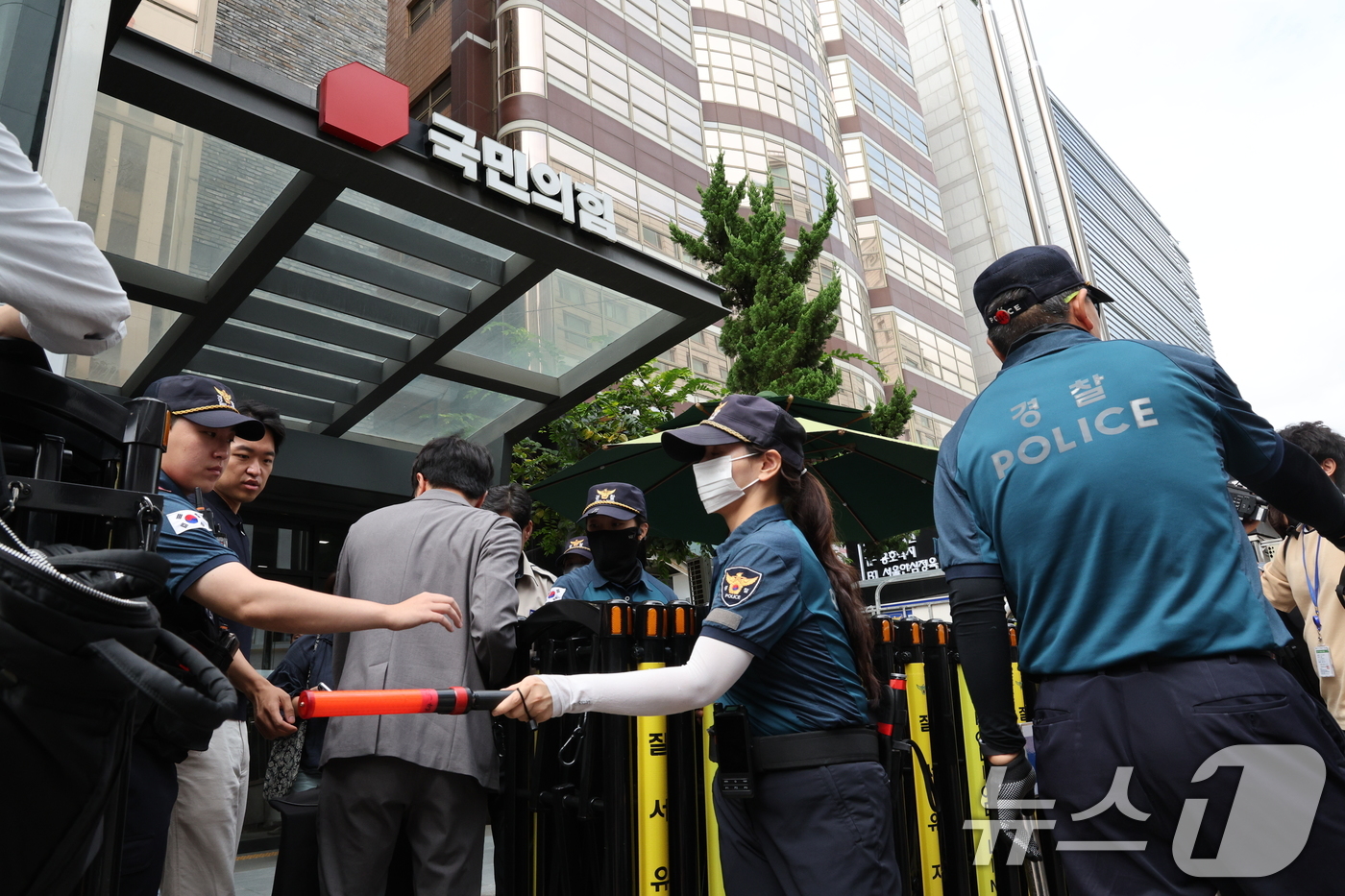 (서울=뉴스1) 신웅수 기자 = 18일 서울 여의도 중앙당사에서 김건희 특검팀의 국민의힘 당원명부 압수수색을 시도하는 가운데 당사가 통제되고 있다. 2025.9.18/뉴스1