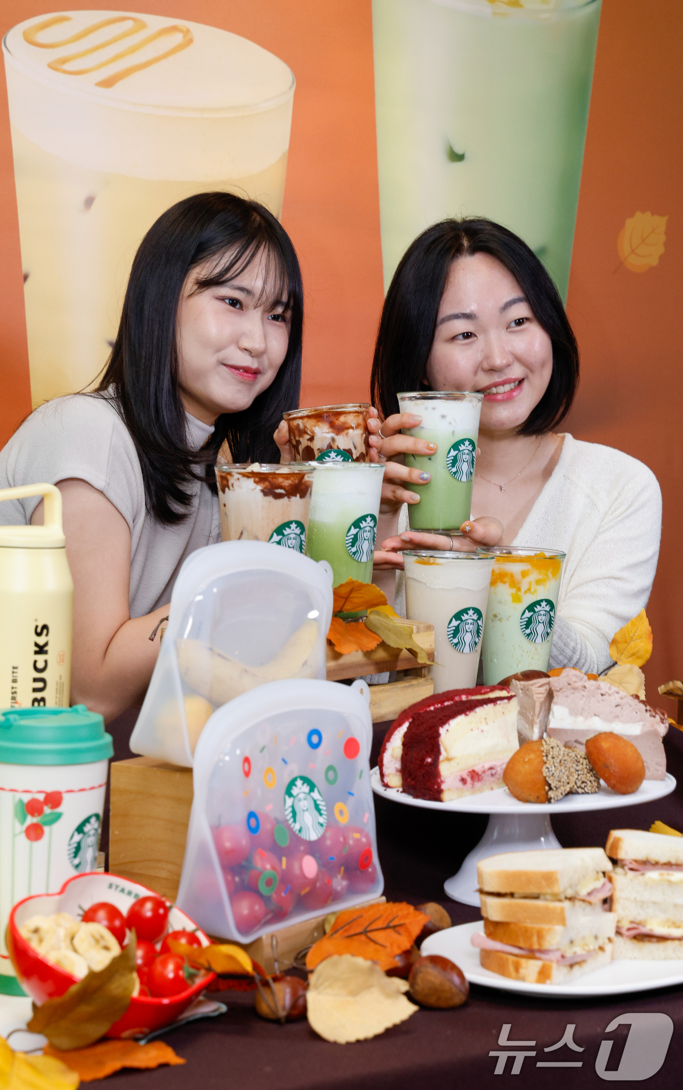 (서울=뉴스1) 안은나 기자 = 18일 서울 중구 스타벅스 한국프레스센터점에서 모델들이 블랙 글레이즈드 라떼, 말차 글레이즈드 티 라떼 등 가을 대표 음료를 소개하고 있다.스타벅스 …