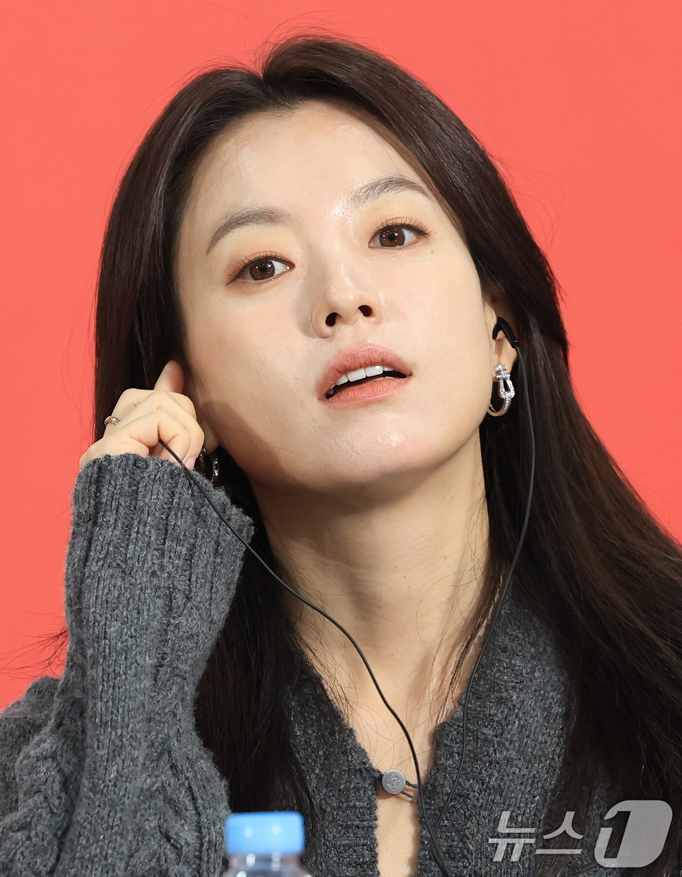 본문 이미지 - 배우 한효주가 18일 부산 해운대구 영화의전당에서 진행된 제30회 부산국제영화제 경쟁 심사위원 기자회견에 참석해 매력을 발산하고 있다. 2025.9.18/뉴스1 ⓒ News1 권현진 기자