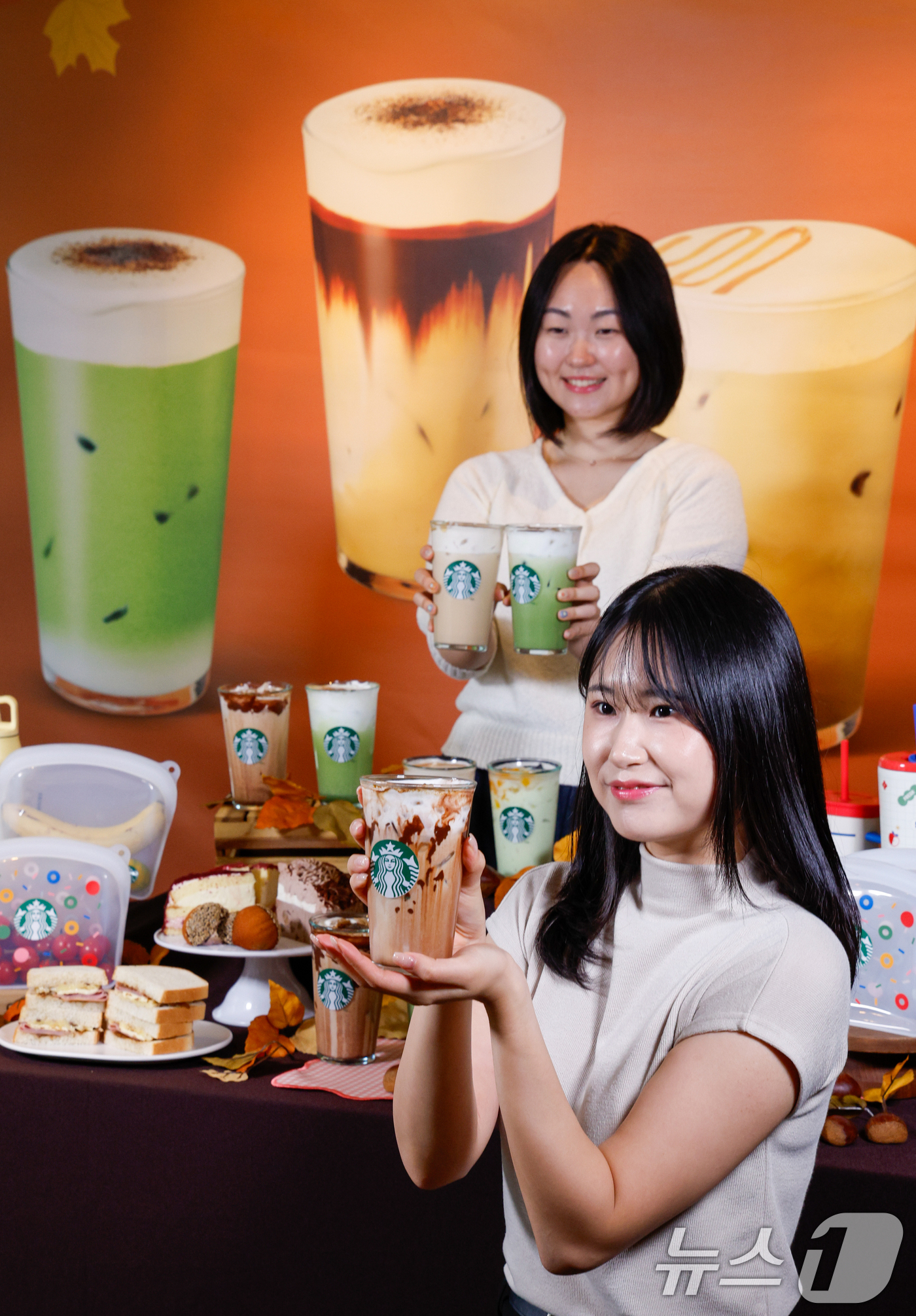 (서울=뉴스1) 안은나 기자 = 18일 서울 중구 스타벅스 한국프레스센터점에서 모델들이 블랙 글레이즈드 라떼, 말차 글레이즈드 티 라떼 등 가을 대표 음료를 소개하고 있다.스타벅스 …