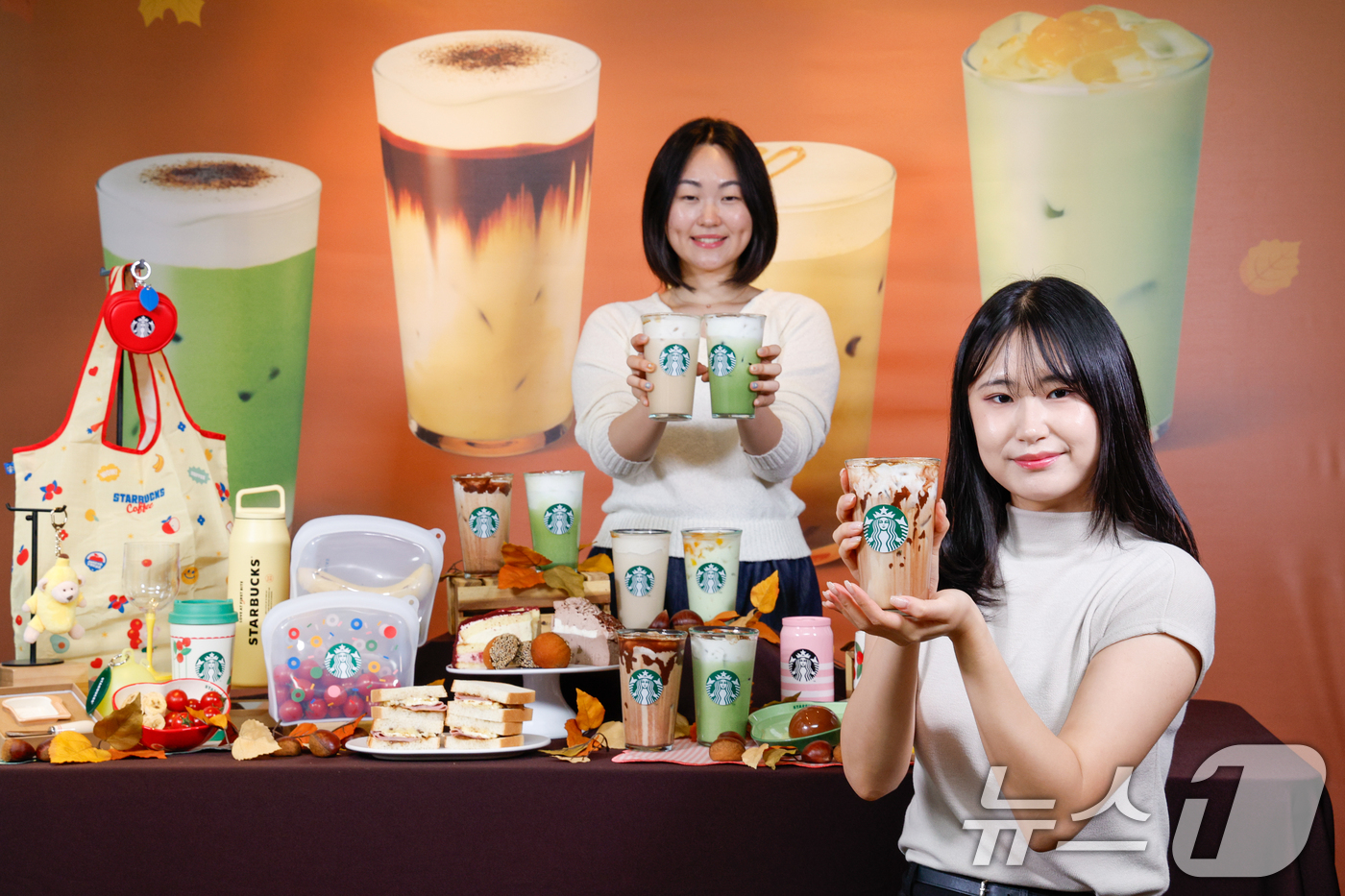 (서울=뉴스1) 안은나 기자 = 18일 서울 중구 스타벅스 한국프레스센터점에서 모델들이 블랙 글레이즈드 라떼, 말차 글레이즈드 티 라떼 등 가을 대표 음료를 소개하고 있다.스타벅스 …