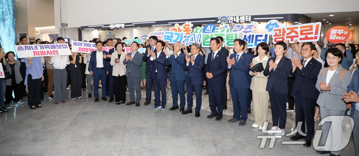 본문 이미지 - 정청래 더불어민주당 당 대표를 비롯한 더불어민주당 지도부가 18일 예산정책협의회를 위해 광주광역시청을 찾은 가운데 시청 공무원들이 이를 환영하고 있다. 2025.9.18/뉴스1 ⓒ News1 이수민 기자