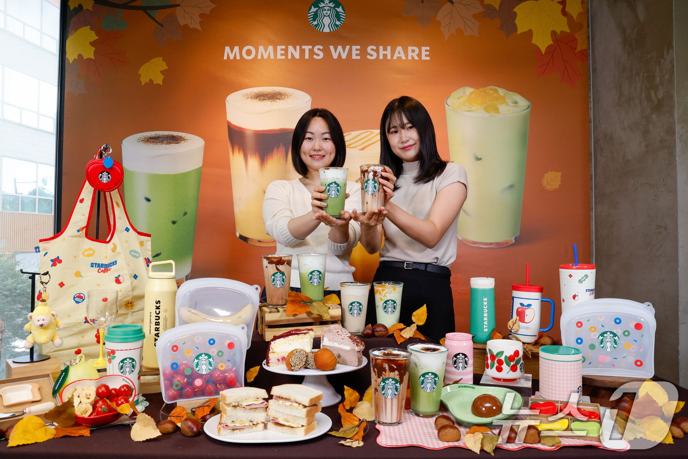 (서울=뉴스1) 안은나 기자 = 18일 서울 중구 스타벅스 한국프레스센터점에서 모델들이 블랙 글레이즈드 라떼, 말차 글레이즈드 티 라떼 등 가을 대표 음료를 소개하고 있다.스타벅스 …