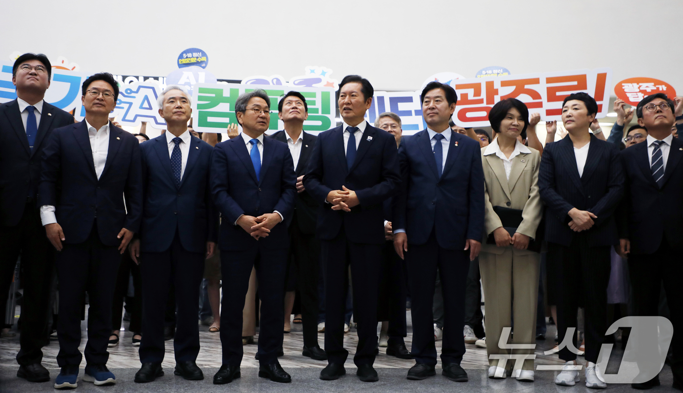 (광주=뉴스1) 이수민 기자 = 정청래 더불어민주당 당 대표를 비롯한 더불어민주당 지도부가 18일 예산정책협의회를 위해 광주광역시청을 찾은 가운데 시청 공무원들이 이를 환영하고 있 …