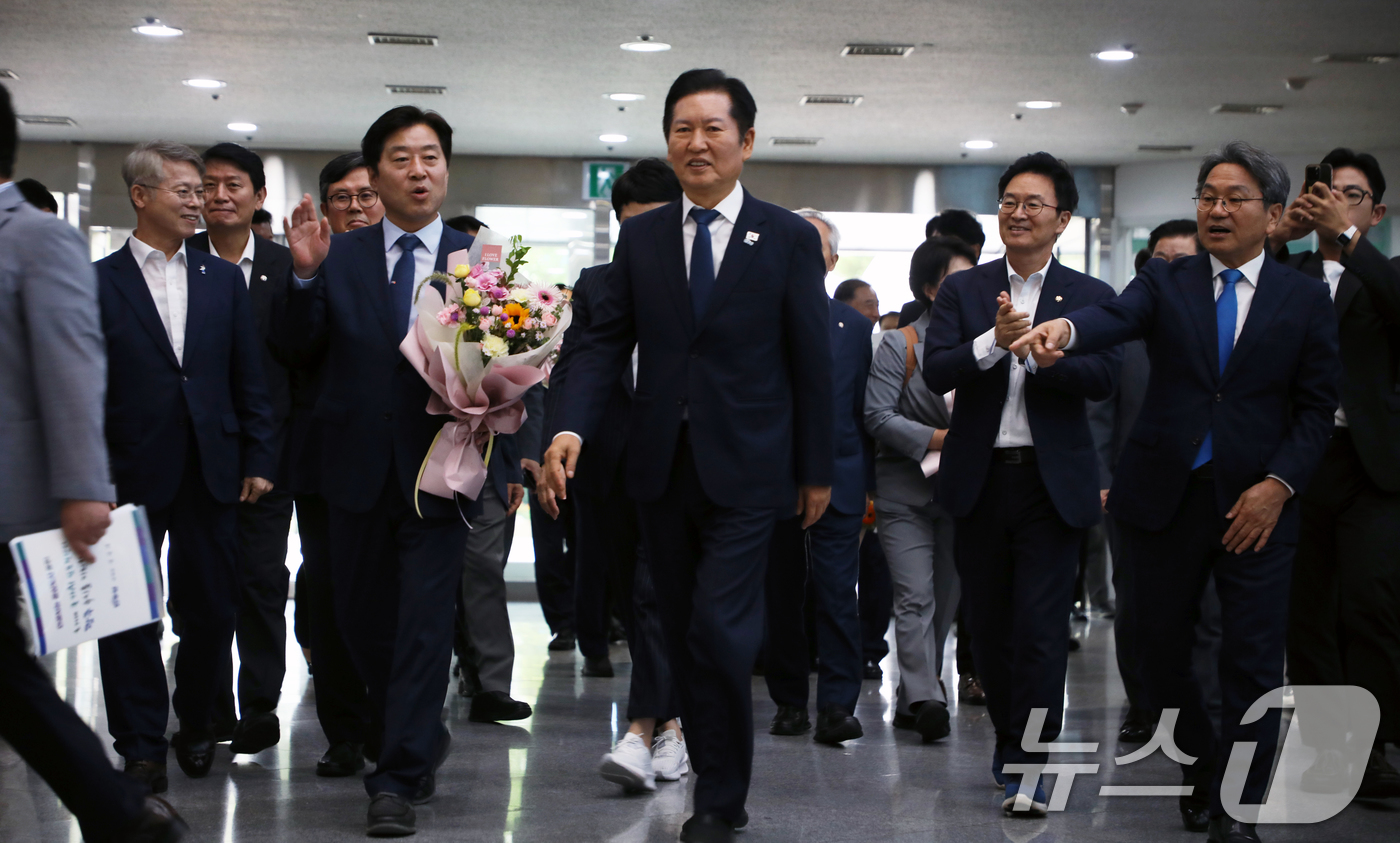 (광주=뉴스1) 이수민 기자 = 정청래 더불어민주당 당 대표를 비롯한 더불어민주당 지도부가 18일 예산정책협의회를 위해 광주광역시청을 찾은 가운데 시청 공무원들이 이를 환영하고 있 …