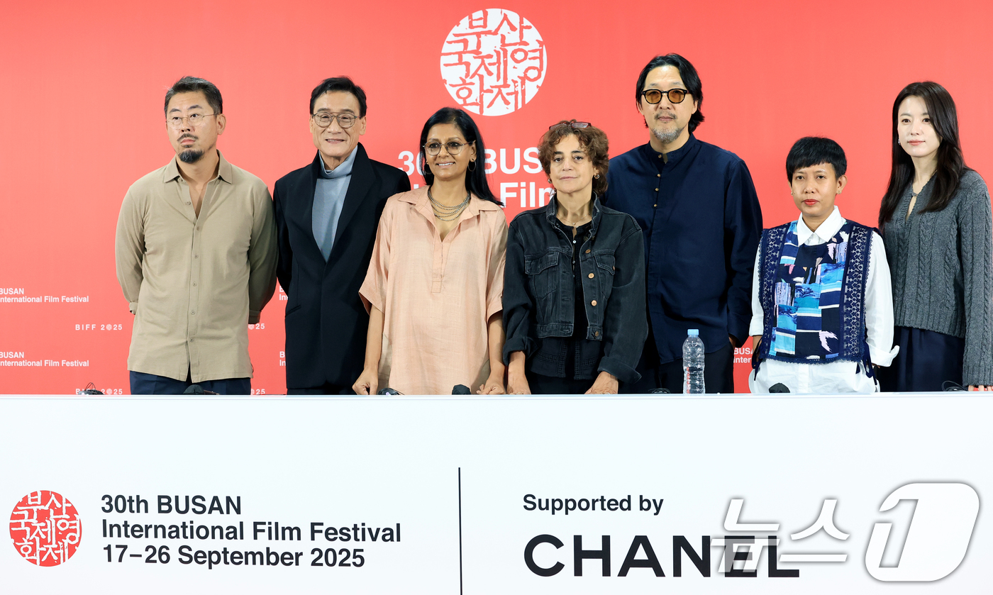 (부산=뉴스1) 권현진 기자 = 나홍진 감독(왼쪽부터)과 배우 양가휘, 난디타 다스 감독, 마르지예 메쉬키니 감독, 코고나다 감독, 율리아 에비나 바하라 프로듀서, 배우 한효주가 …