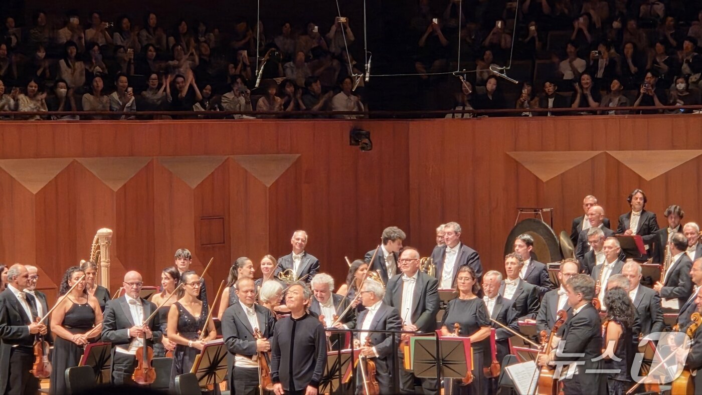 본문 이미지 - 17일 정명훈과 라 스칼라 필하모닉 오케스트라 단원들 모습/뉴스1 ⓒ News1 정수영 기자