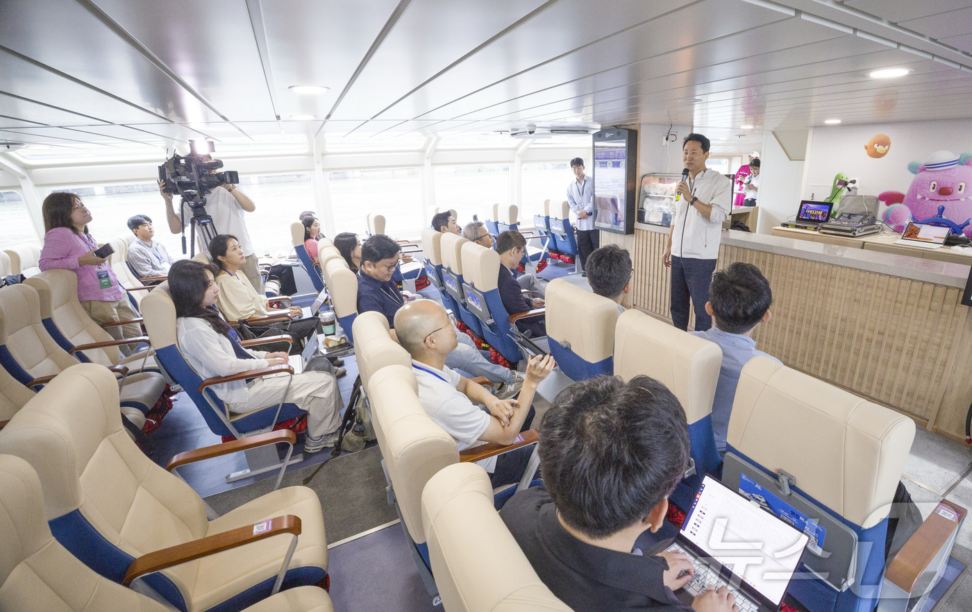 (서울=뉴스1) 김명섭 기자 = 오세훈 서울시장이 18일 오전 서울 여의도 한강시민공원 한강버스 정류장에서 탑승해 한강버스에서 기자단에게 설명하고 있다. (공동취재) 2025.9. …