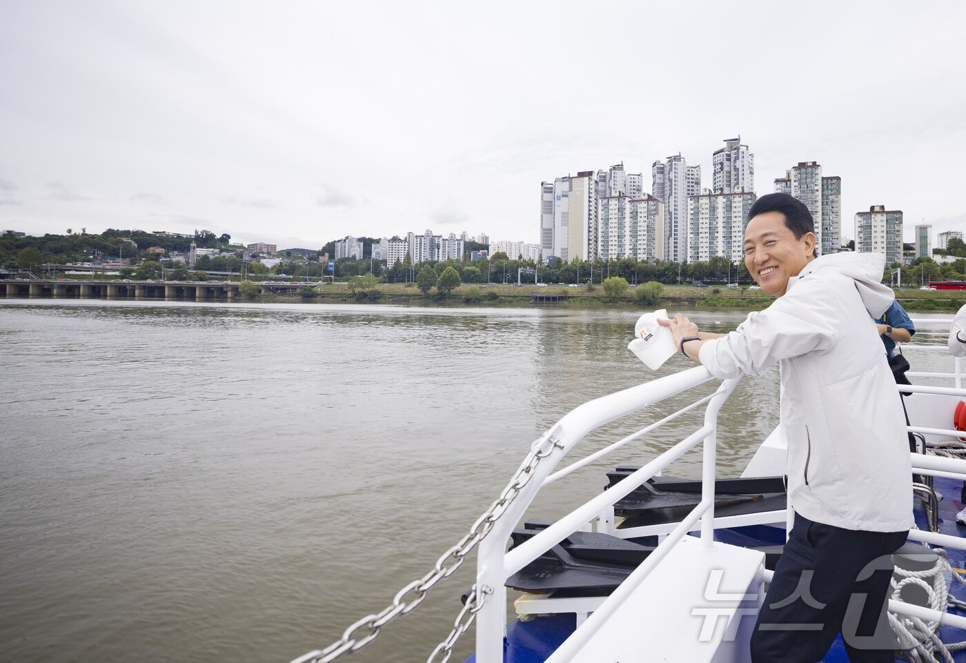 본문 이미지 - 오세훈 서울시장이 18일 오전 서울 여의도 한강시민공원 한강버스 정류장에서 탑승해 한강버스를 타고 한강을 바라보고 있다. &#40;공동취재&#41; 2025.9.18/뉴스1 ⓒ News1 김명섭 기자