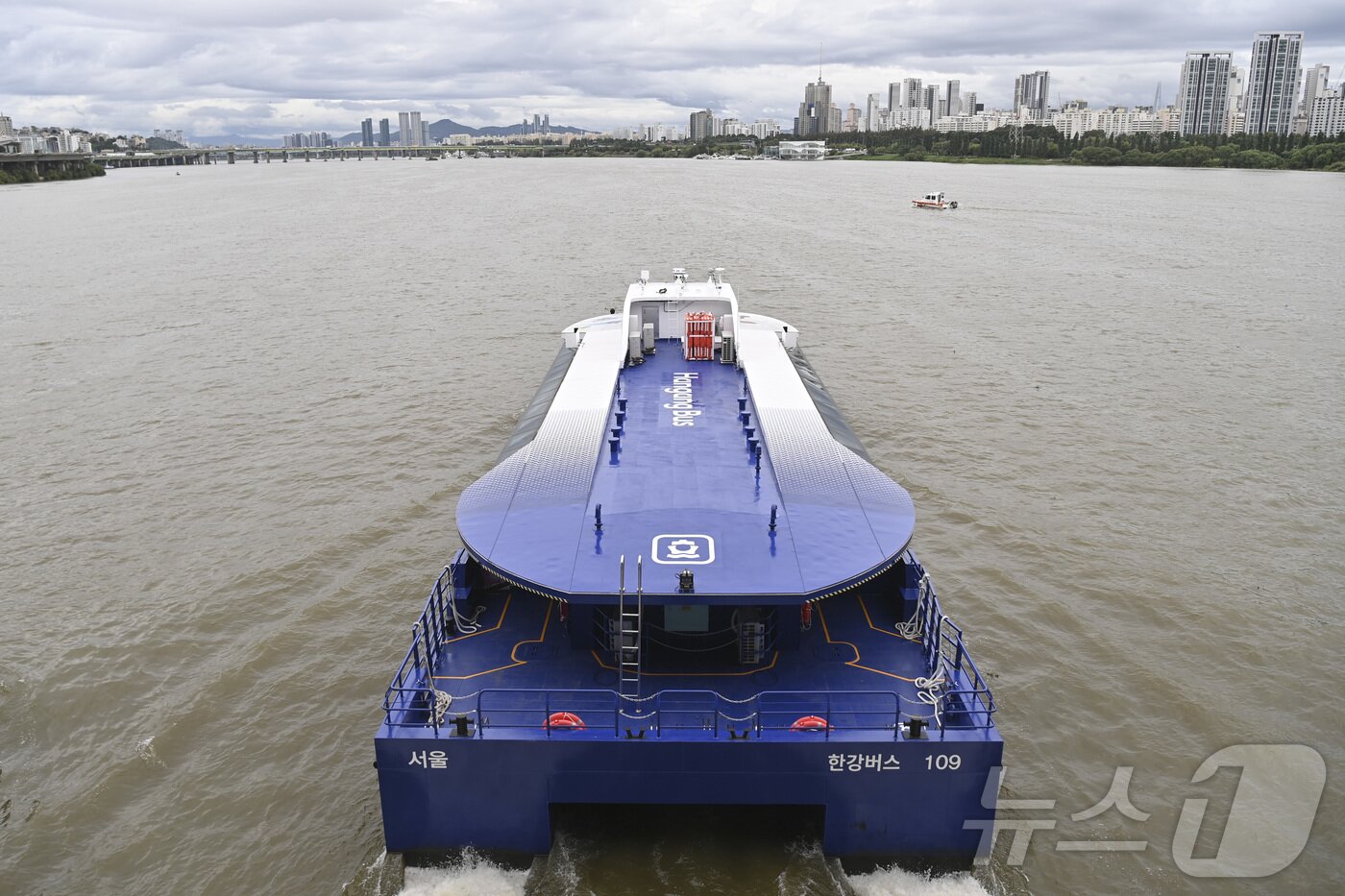 본문 이미지 - 한강버스 정식운항 기념 시승식이 열린 18일 서울 서초구 잠수교 인근에서 한강버스가 시범운행되고 있다. &#40;공동취재&#41; 2025.9.18/뉴스1 ⓒ News1 김명섭 기자