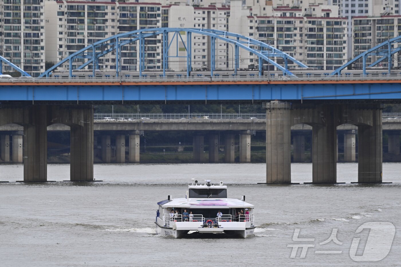 본문 이미지 - 한강버스 정식운항 기념 시승식이 열린 18일 서울 서초구 잠수교 인근에서 한강버스가 시범운행되고 있다. &#40;공동취재&#41; 2025.9.18/뉴스1 ⓒ News1 김명섭 기자