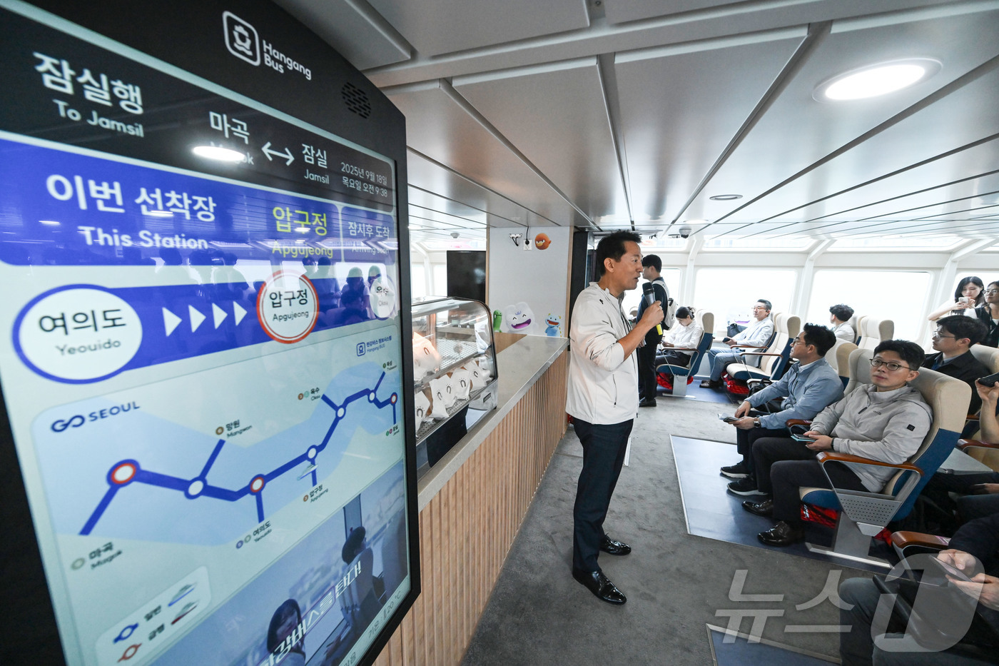 (서울=뉴스1) 김명섭 기자 = 오세훈 서울시장이 18일 오전 서울 여의도 한강시민공원 한강버스 정류장에서 탑승해 한강버스에서 기자단에게 설명하고 있다. (공동취재) 2025.9. …