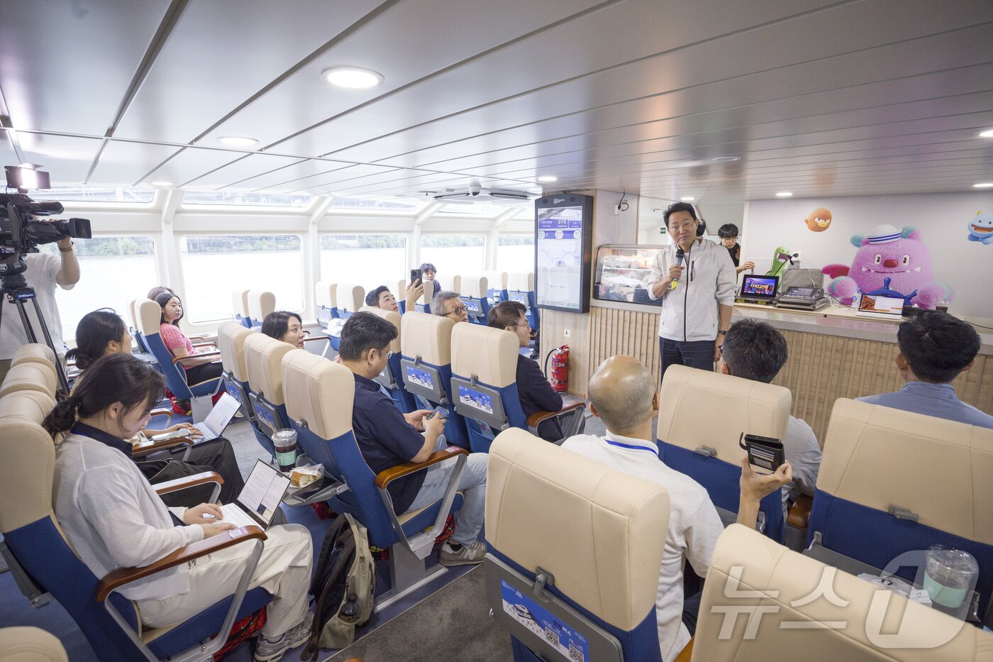 본문 이미지 - 오세훈 서울시장이 18일 오전 서울 여의도 한강시민공원 한강버스 정류장에서 탑승해 한강버스에서 기자단에게 설명하고 있다. &#40;공동취재&#41; 2025.9.18/뉴스1 ⓒ News1 김명섭 기자