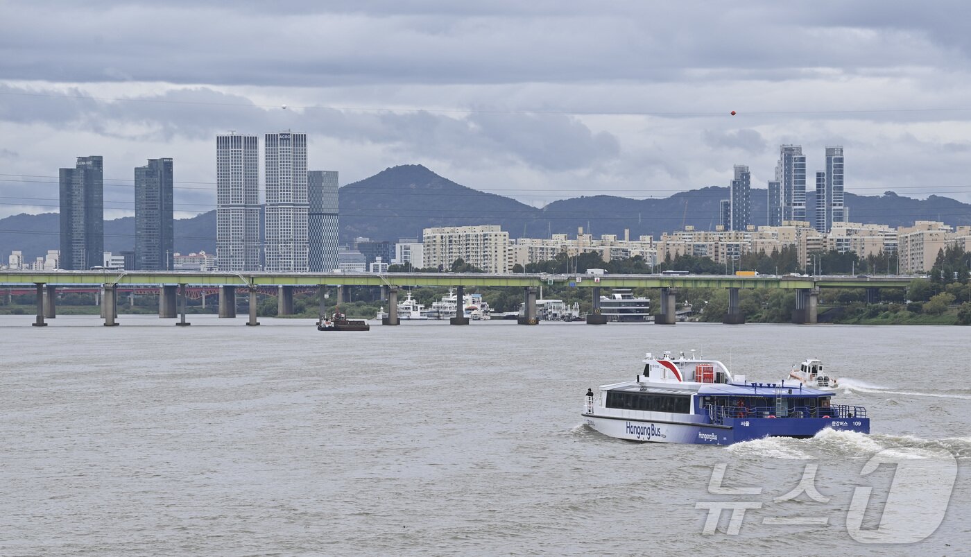 본문 이미지 - 한강버스 정식운항 기념 시승식이 열린 18일 서울 서초구 잠수교 인근에서 한강버스가 시범운행되고 있다. &#40;공동취재&#41; 2025.9.18/뉴스1 ⓒ News1 김명섭 기자
