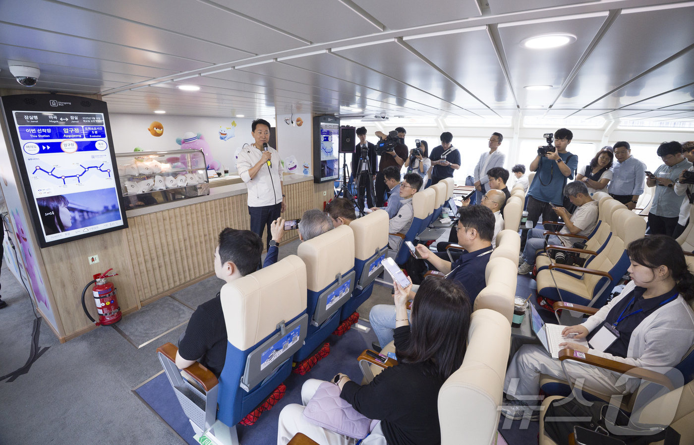 (서울=뉴스1) 김명섭 기자 = 오세훈 서울시장이 18일 오전 서울 여의도 한강시민공원 한강버스 정류장에서 탑승해 한강버스에서 기자단에게 설명하고 있다. (공동취재) 2025.9. …