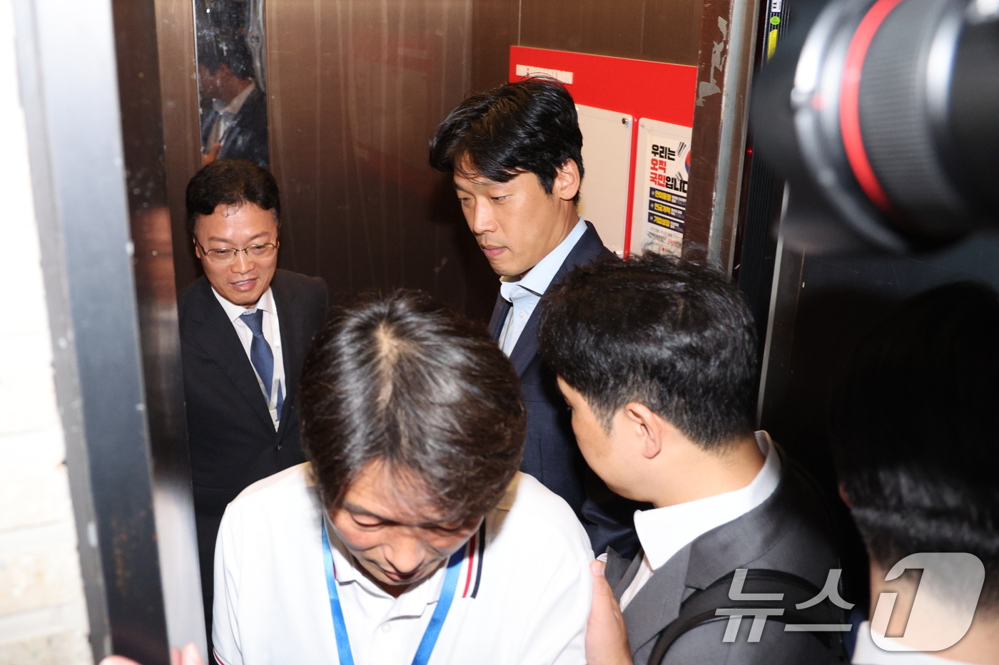 (서울=뉴스1) 신웅수 기자 = 내란특검 수사관들이 18일 서울 여의도 중앙당사에서 김건희 특검팀의 국민의힘 당원명부 압수수색을 시도하고 있다. 2025.9.18/뉴스1