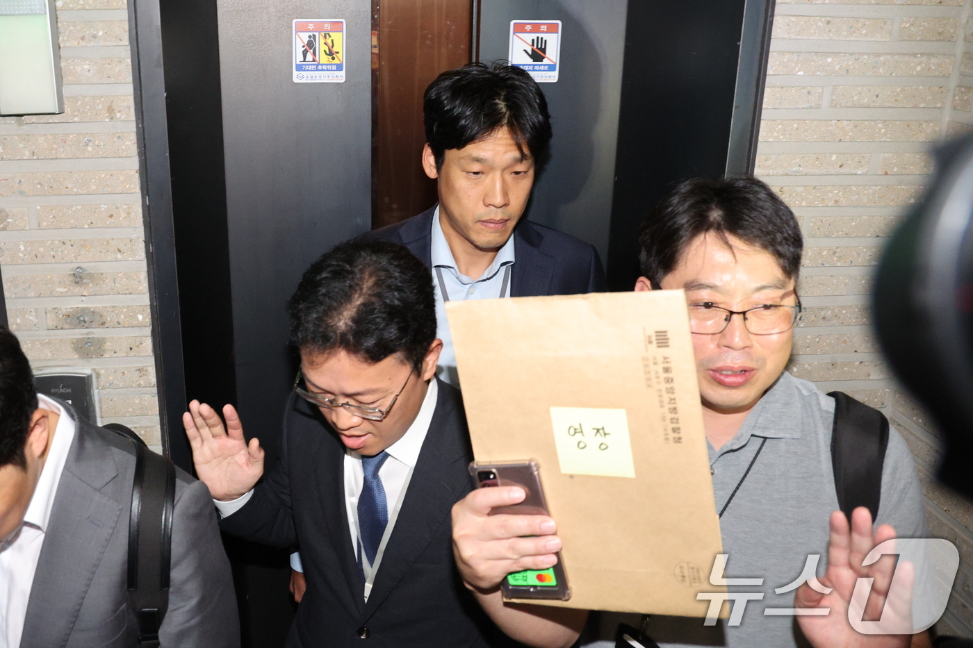 (서울=뉴스1) 신웅수 기자 = 김건희 특검(특별검사 민중기) 수사관들이 18일 서울 여의도 중앙당사에서 국민의힘 당원명부 압수수색을 시도하고 있다. 2025.9.18/뉴스1