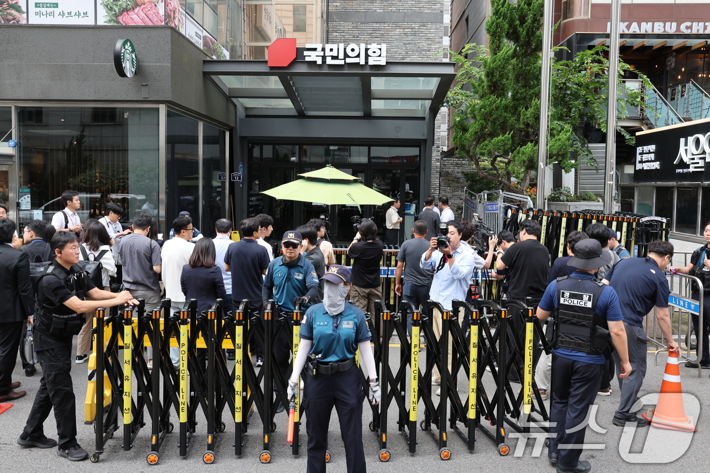 (서울=뉴스1) 신웅수 기자 = 18일 서울 여의도 중앙당사에서 김건희 특검팀의 국민의힘 당원명부 압수수색을 시도하는 가운데 당사가 통제되고 있다. 2025.9.18/뉴스1